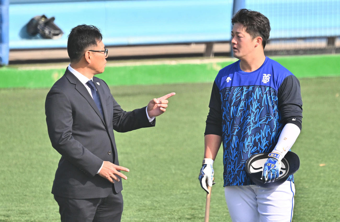 視察に訪れた侍JAPAN侍ジャパン井端監督（左）と話すDeNA牧（撮影・滝沢徹郎）