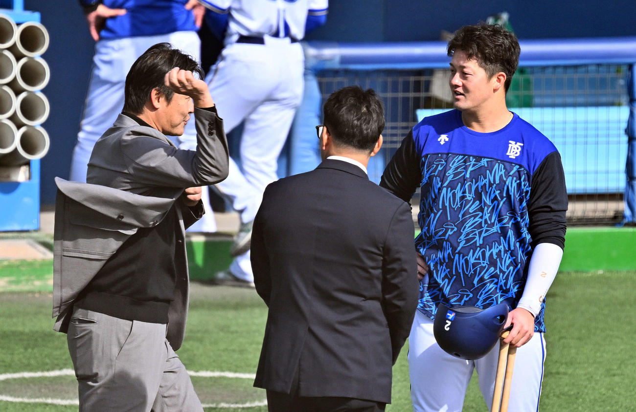 視察に訪れた侍ジャパン金子ヘッドコーチ（左）はDeNA牧と話す。中央は井端監督（撮影・滝沢徹郎）