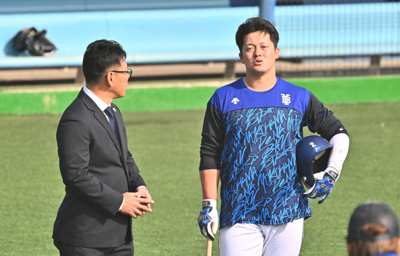 視察に訪れた侍JAPAN侍ジャパン井端監督（左）と話すDeNA牧（撮影・滝沢徹郎）