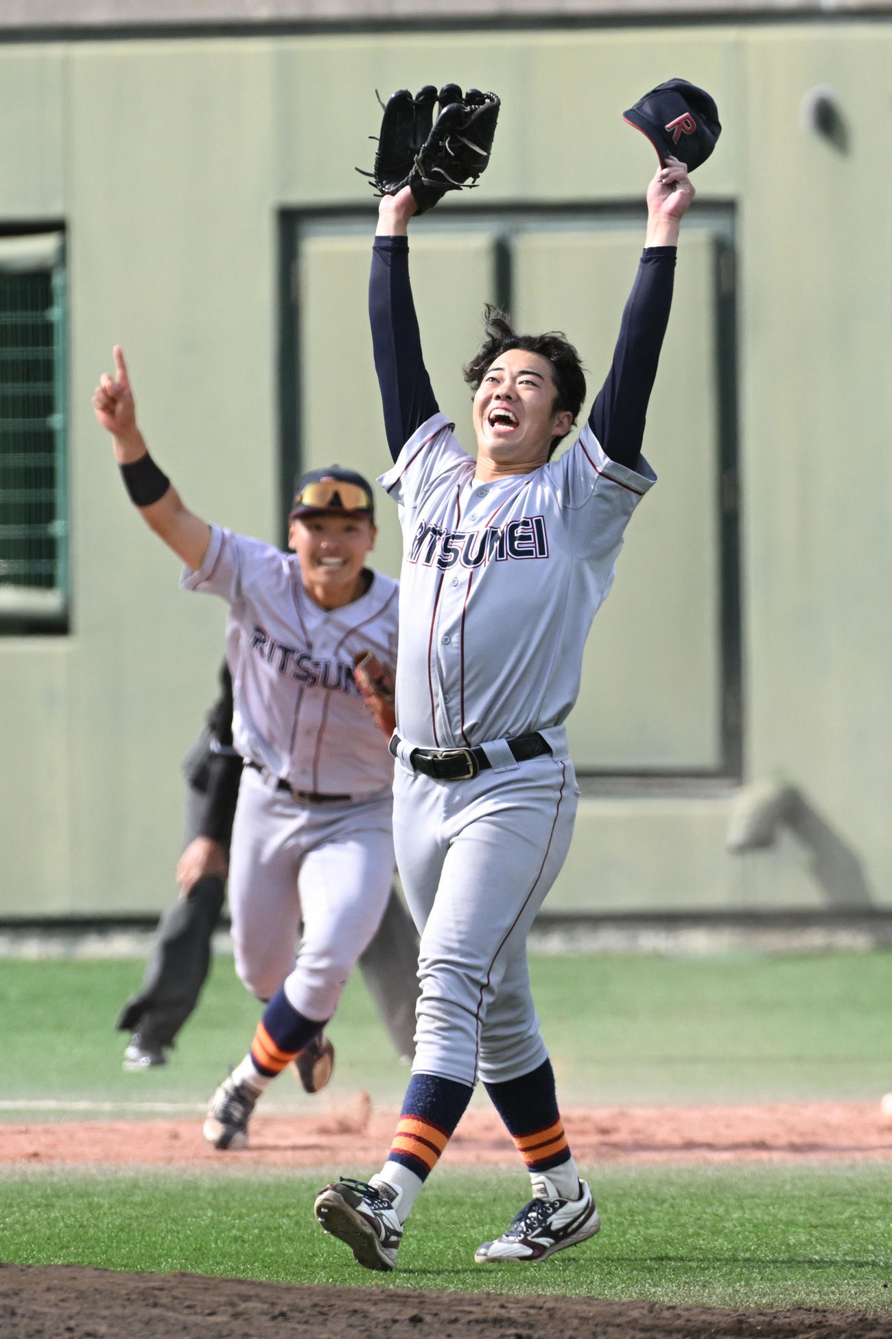 立命大対京産大　明治神宮大会出場を決めガッツポーズをして喜ぶ立命大の遠藤（撮影・滝沢美穂子）