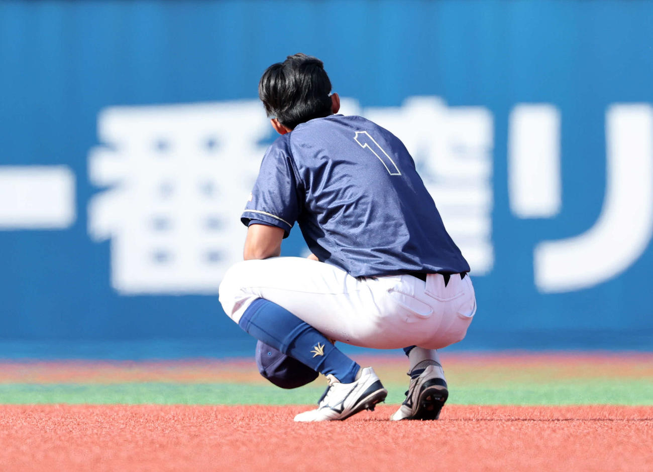 創価対神奈川大　9回裏神奈川大2死二塁、石崎の左越え2点サヨナラ本塁打を見つめる創価大・立石（撮影・鈴木正人）