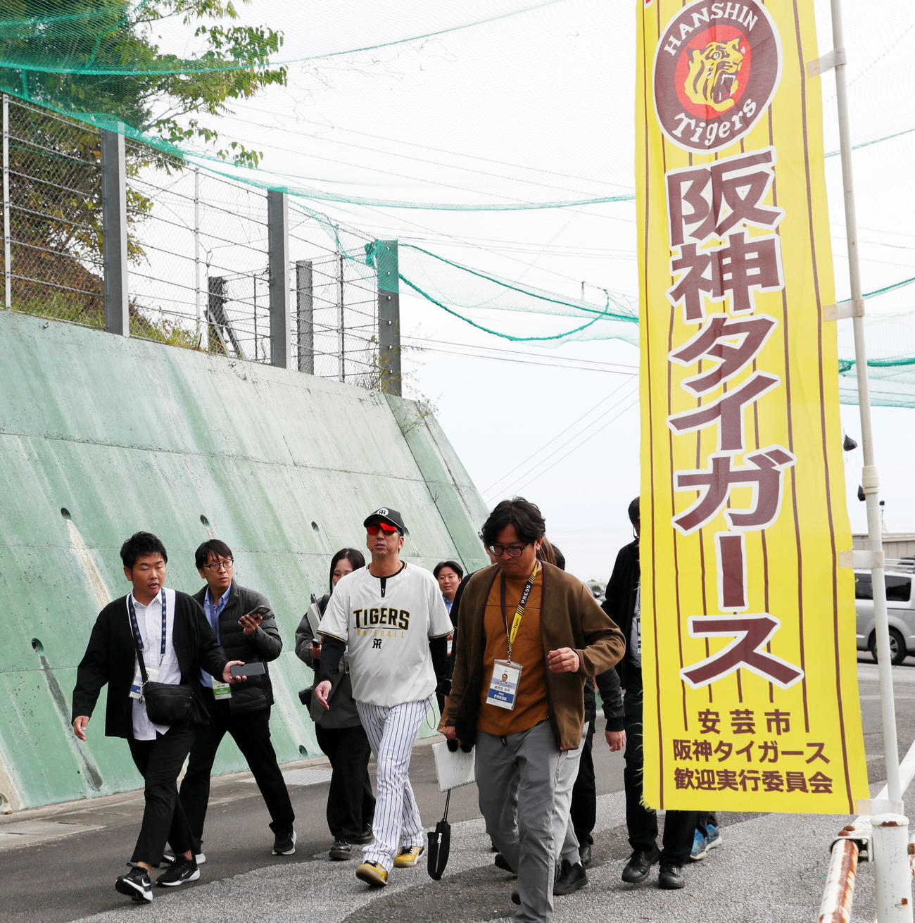 報道陣と話しながら球場を移動する阪神藤川監督（撮影・上山淳一）