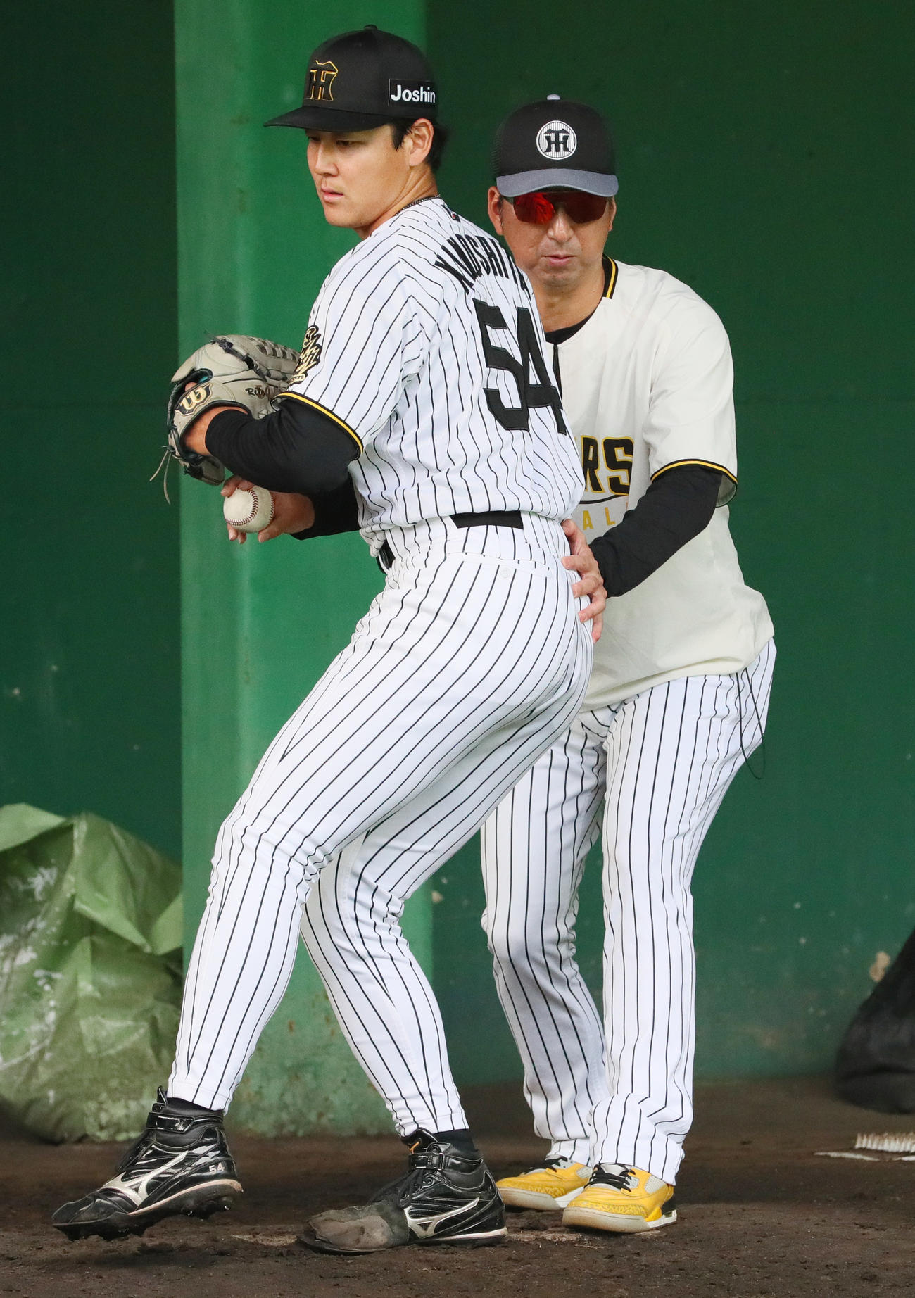 ブルペンで阪神藤川監督（右）は木下を指導する（撮影・上山淳一）