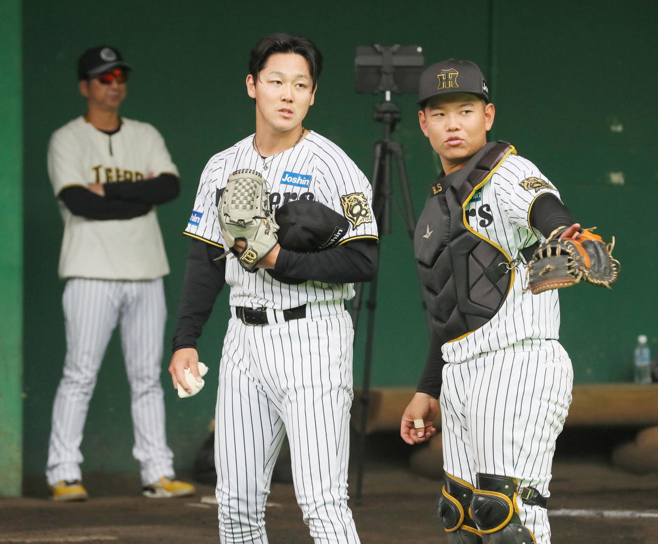 ブルペンで投球を終えた木下（中央）と話す嶋村。左は藤川監督（撮影・上山淳一）