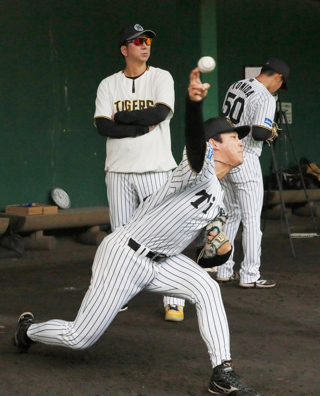 ブルペンで阪神藤川監督（左）は木下の投球を確認する（撮影・上山淳一）