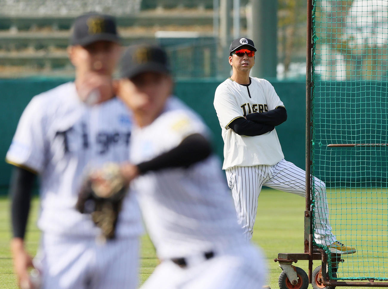 サブグラウンドで投内連係プレーを確認する藤川監督（撮影・上山淳一）