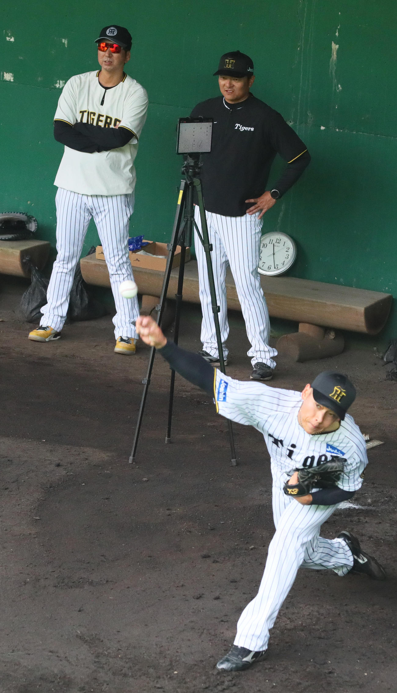 ブルペンで投げこむ阪神早川。後方左から藤川監督、久保田2軍投手チーフコーチ（撮影・上山淳一）