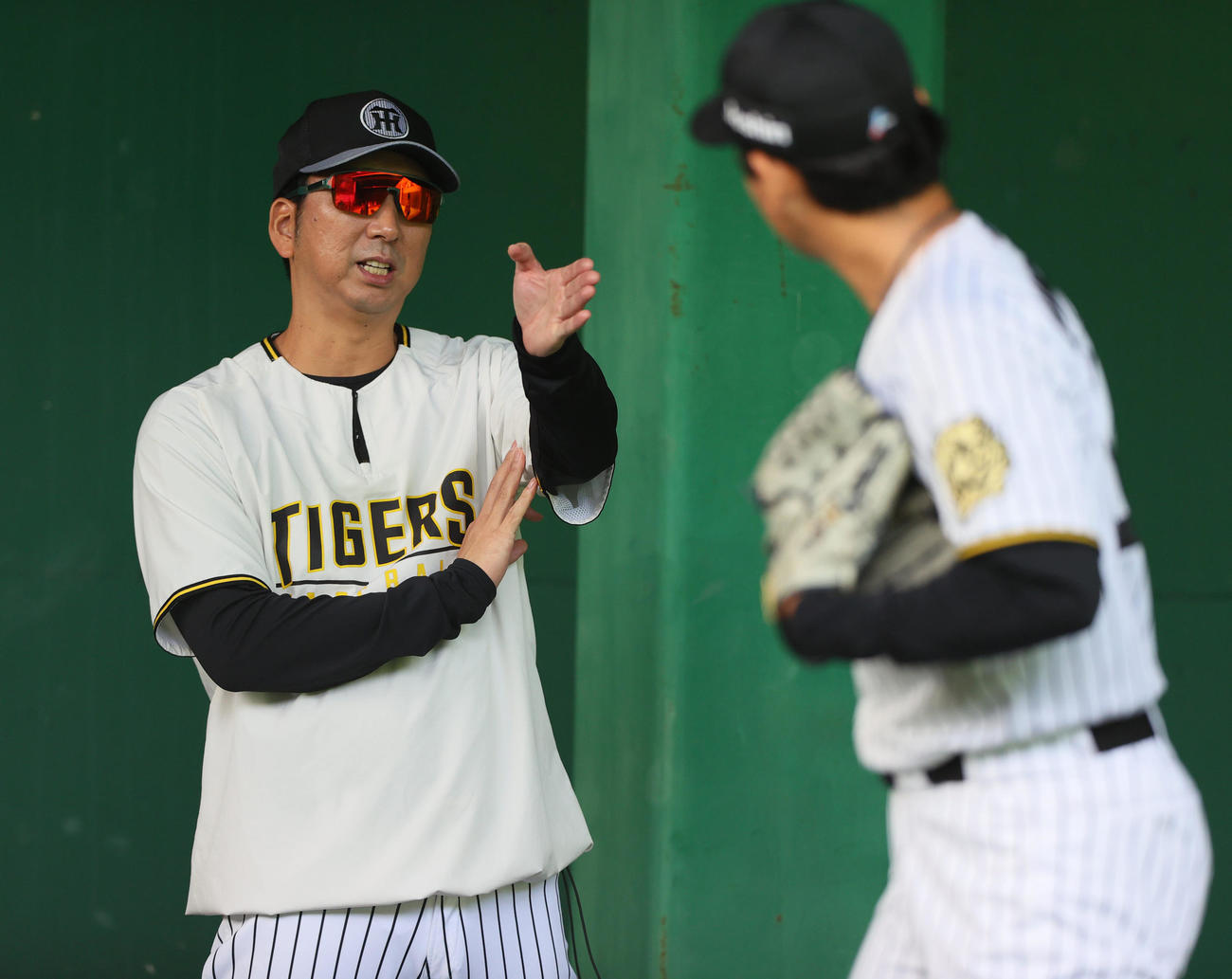 ブルペンで投手を指導する阪神藤川監督（撮影・上山淳一）