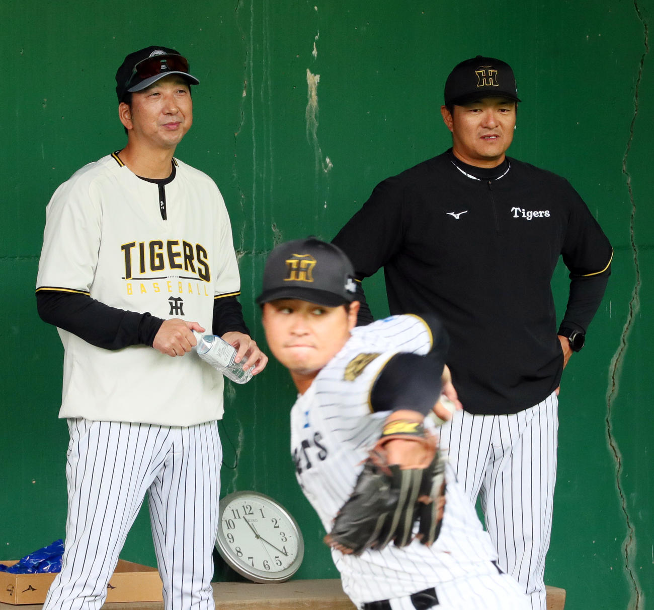 ブルペンで投手の投球を確認する阪神藤川監督（左）と久保田2軍投手チーフコーチ。手前は松原（撮影・上山淳一）