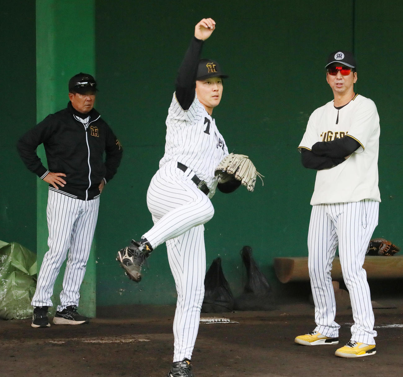 ブルペンで阪神藤川監督（右）は木下の投球動作を確認する。左は平田2軍監督（撮影・上山淳一）