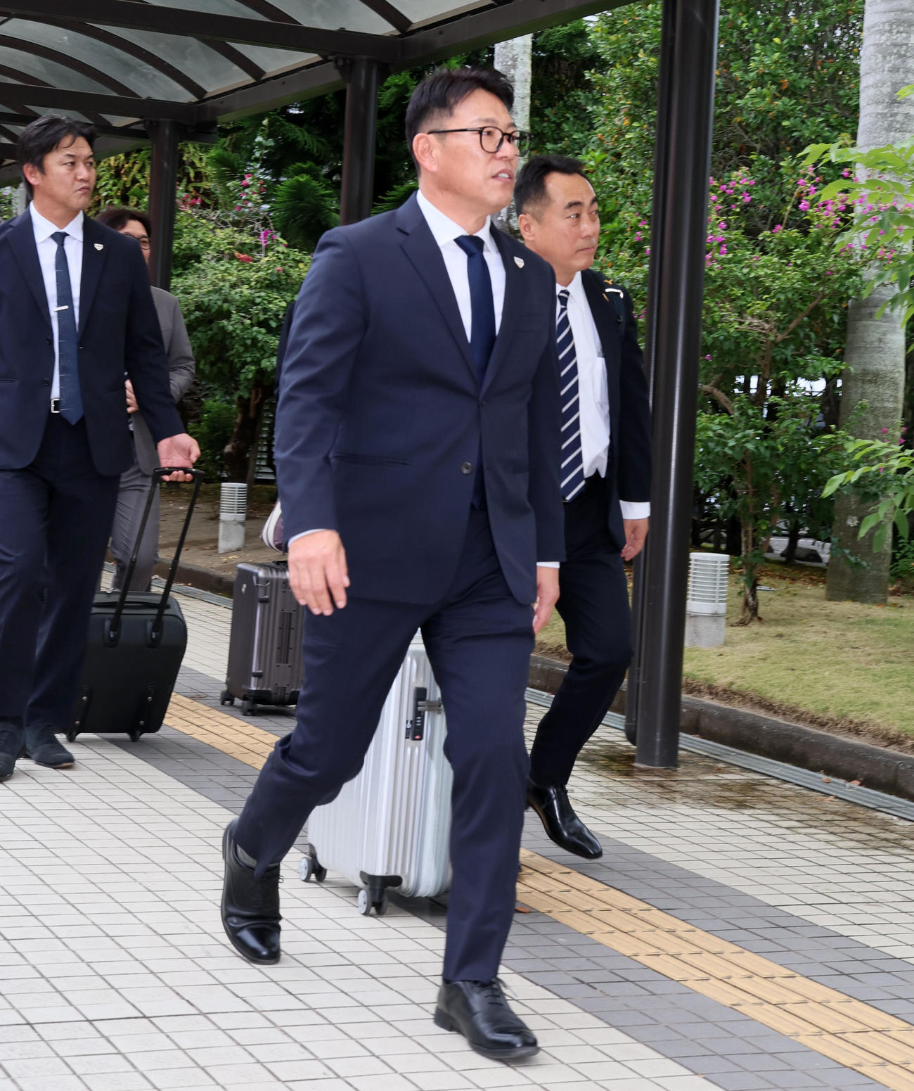 宮崎に到着した侍ジャパンの井端監督（撮影・加藤哉）