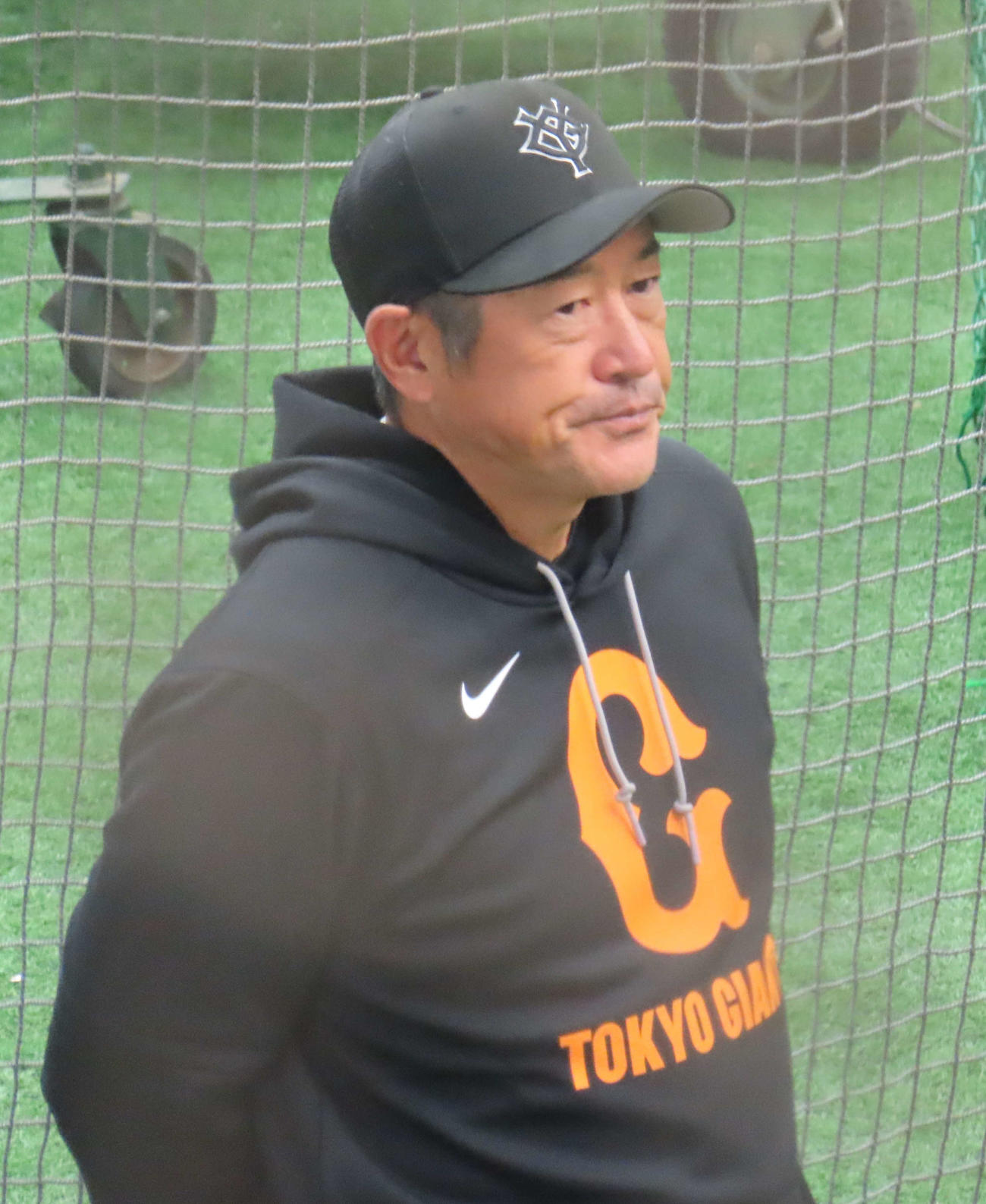 ユニホーム姿で選手を見守る巨人石井2軍監督（撮影・水谷京裕）