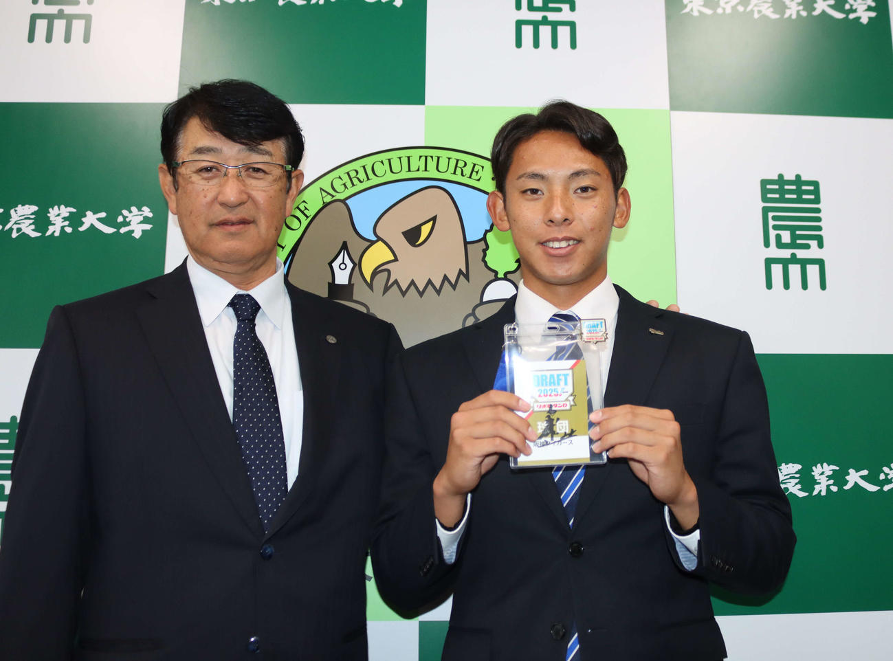 指名あいさつを受けた阪神育成1位の東農大北海道・神宮（右）と葛西スカウト（撮影・保坂果那）
