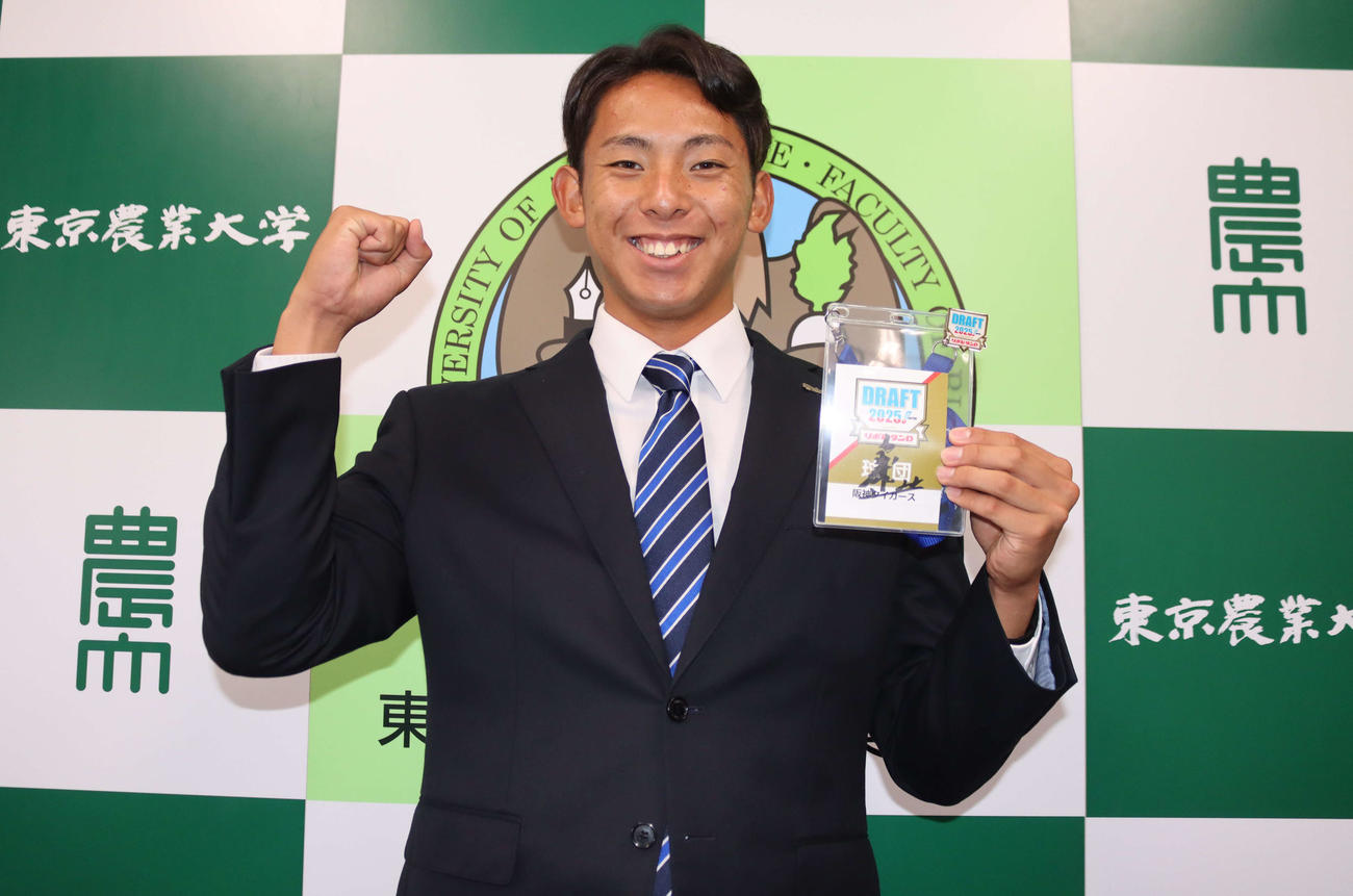 指名あいさつを受けた阪神育成1位の東農大北海道・神宮（撮影・保坂果那）