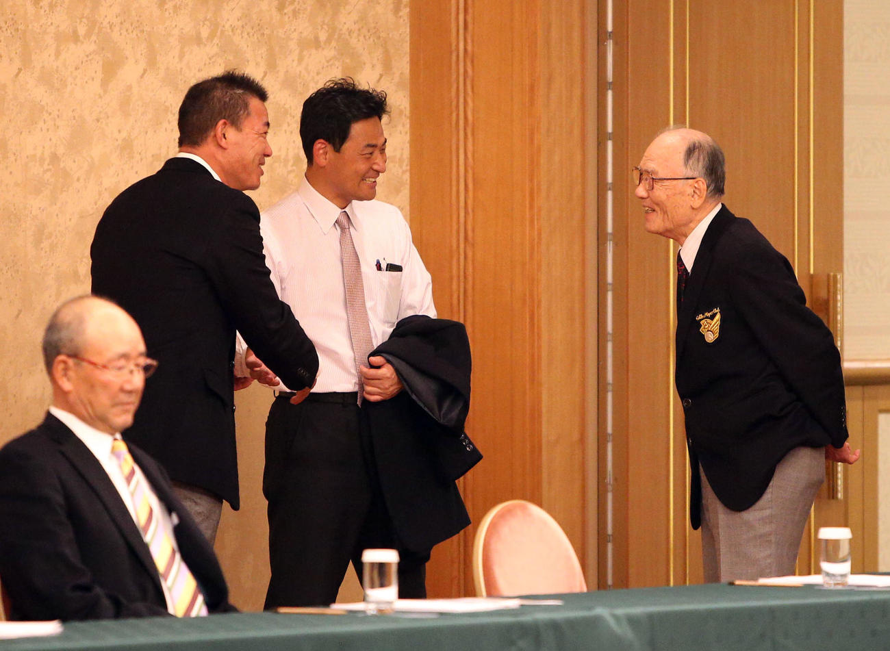 2017年1月、名球会総会　福留孝介、前田智徳氏と話す広瀬叔功氏