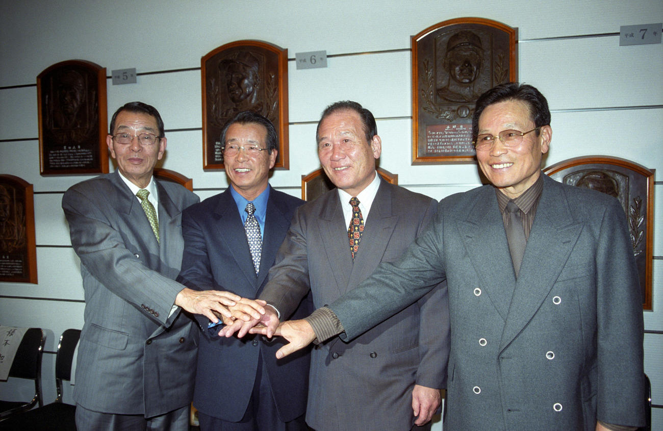 1999年1月、一緒に殿堂入りが決まった、左から近藤貞雄氏、古葉竹識氏、広瀬叔功氏、中西太氏