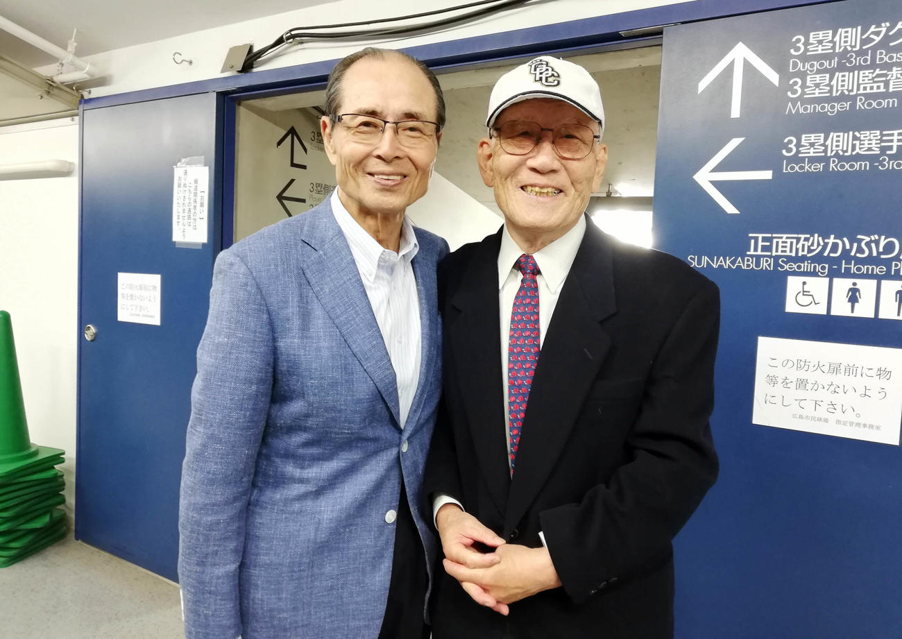 2018年10月、日本シリーズで再会した広瀬叔功氏（右）と王貞治球団会長