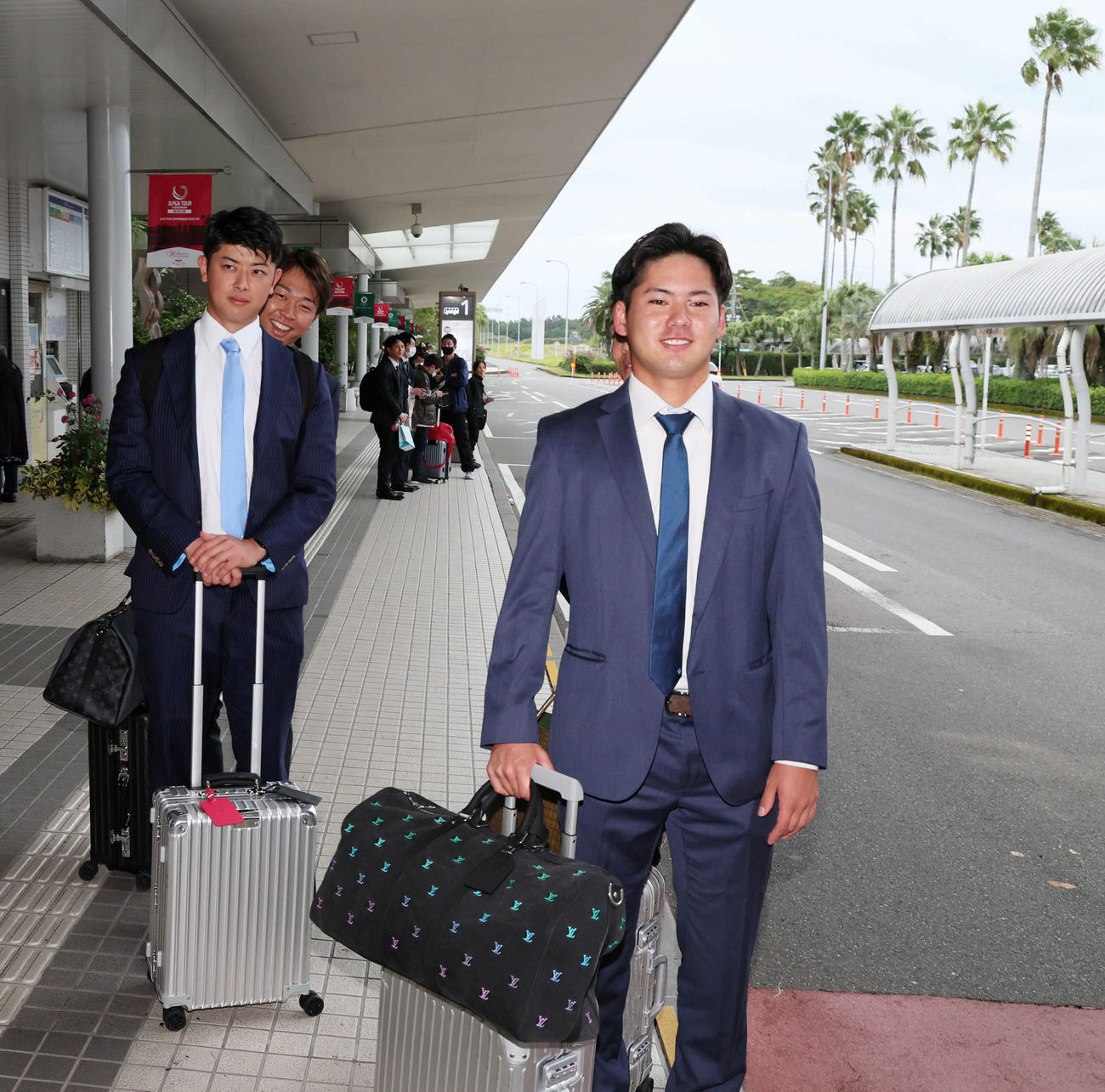空路宮崎入りし松山（左）、金丸と隠れるように写真に納まる高橋宏（左から2人目）、岡林（同3人目）（撮影・加藤哉）