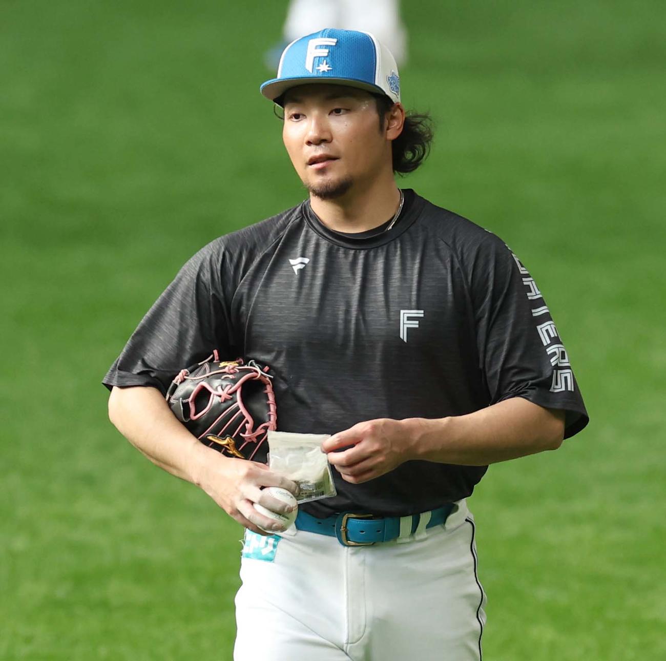 キャッチボールを終え引き揚げる伊藤（撮影・黒川智章）