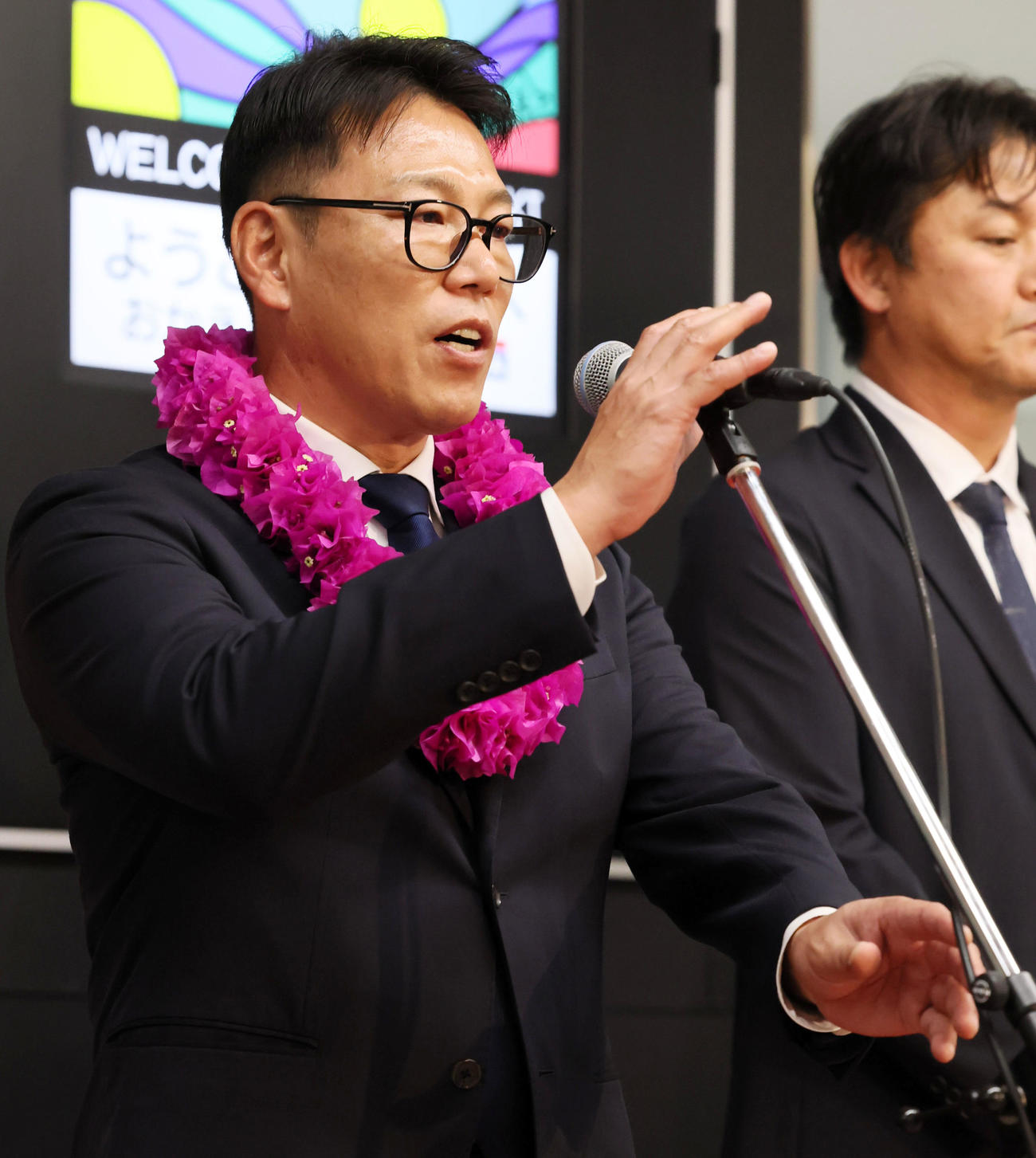 宮崎空港に到着し歓迎セレモニーで話す侍ジャパンの井端監督（撮影・加藤哉）