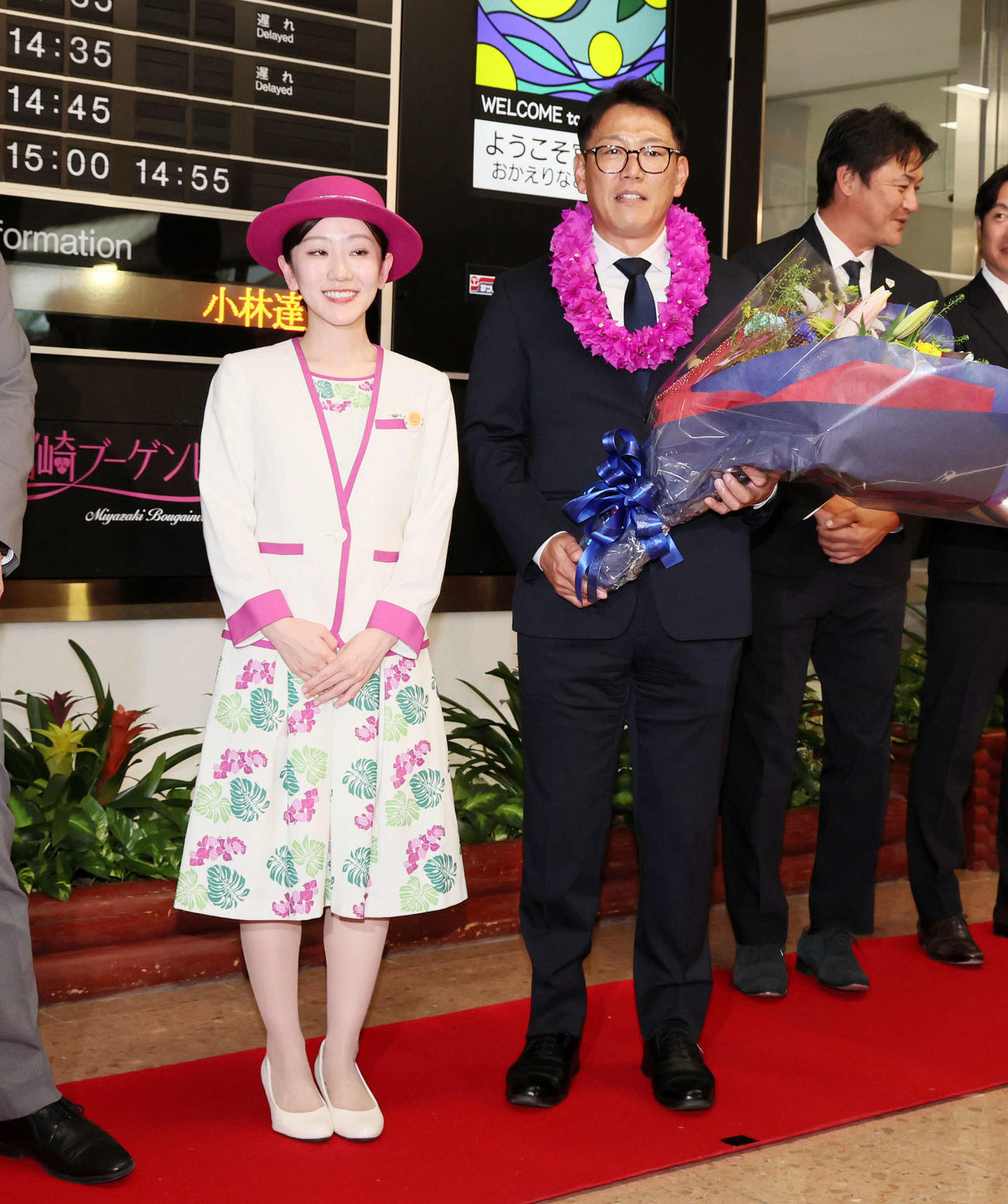 宮崎空港に到着し歓迎セレモニーで花束を受ける侍ジャパンの井端監督（撮影・加藤哉）