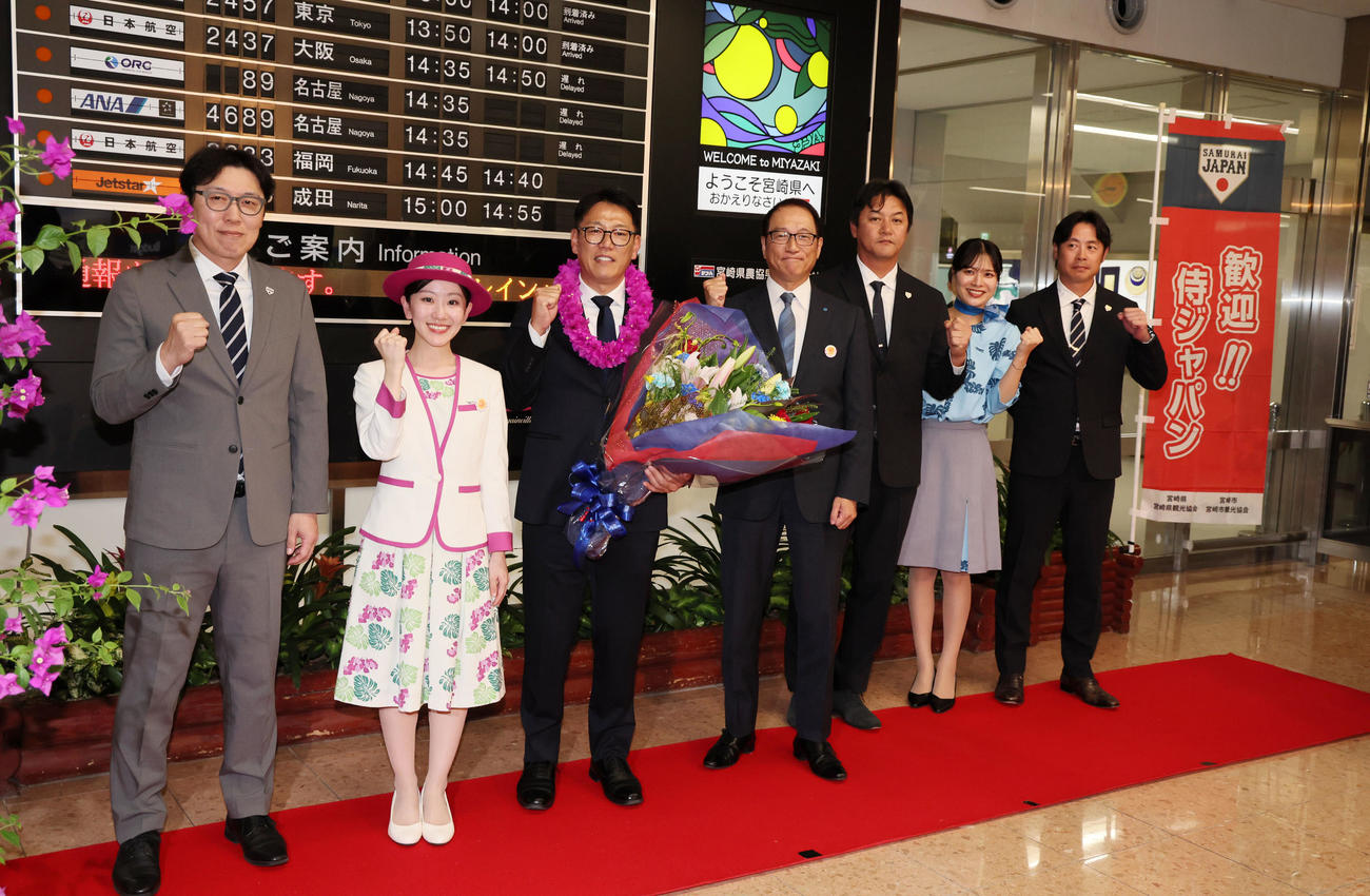 空路宮崎入りし歓迎セレモニーで写真に納まる左から村田コーチ、1人おいて侍ジャパン井端監督、1人おいて金子ヘッドコーチ、1人おいて亀井コーチ（撮影・加藤哉）