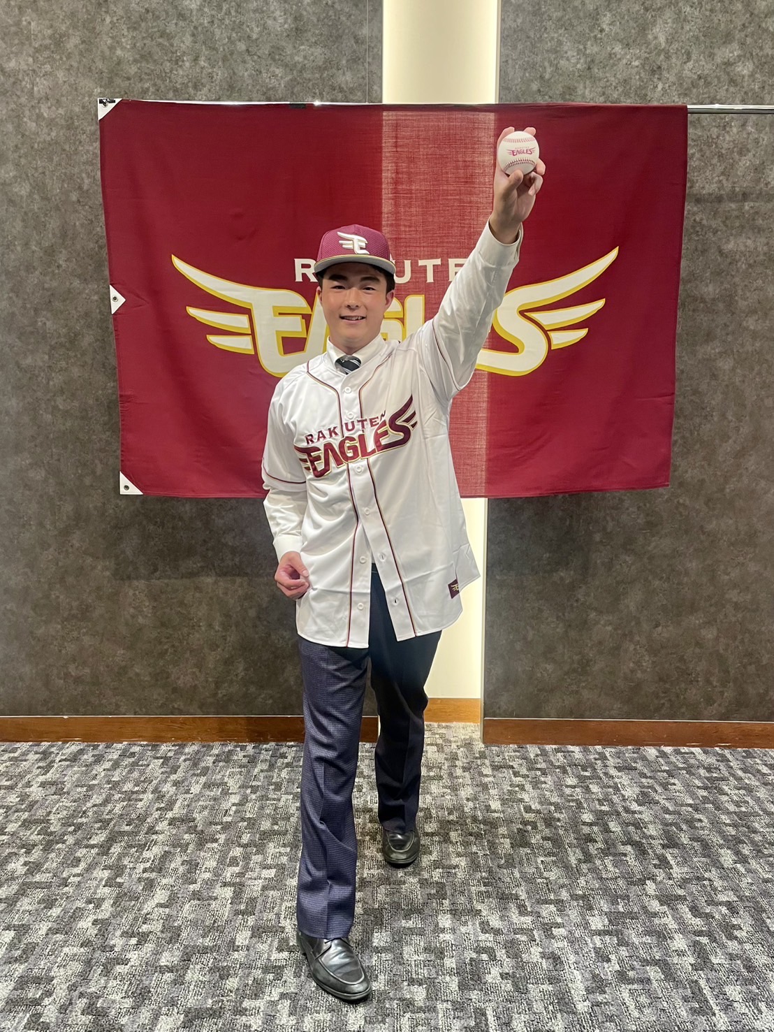 契約合意した楽天ドラフト5位のれいめい・伊藤（楽天野球団提供）