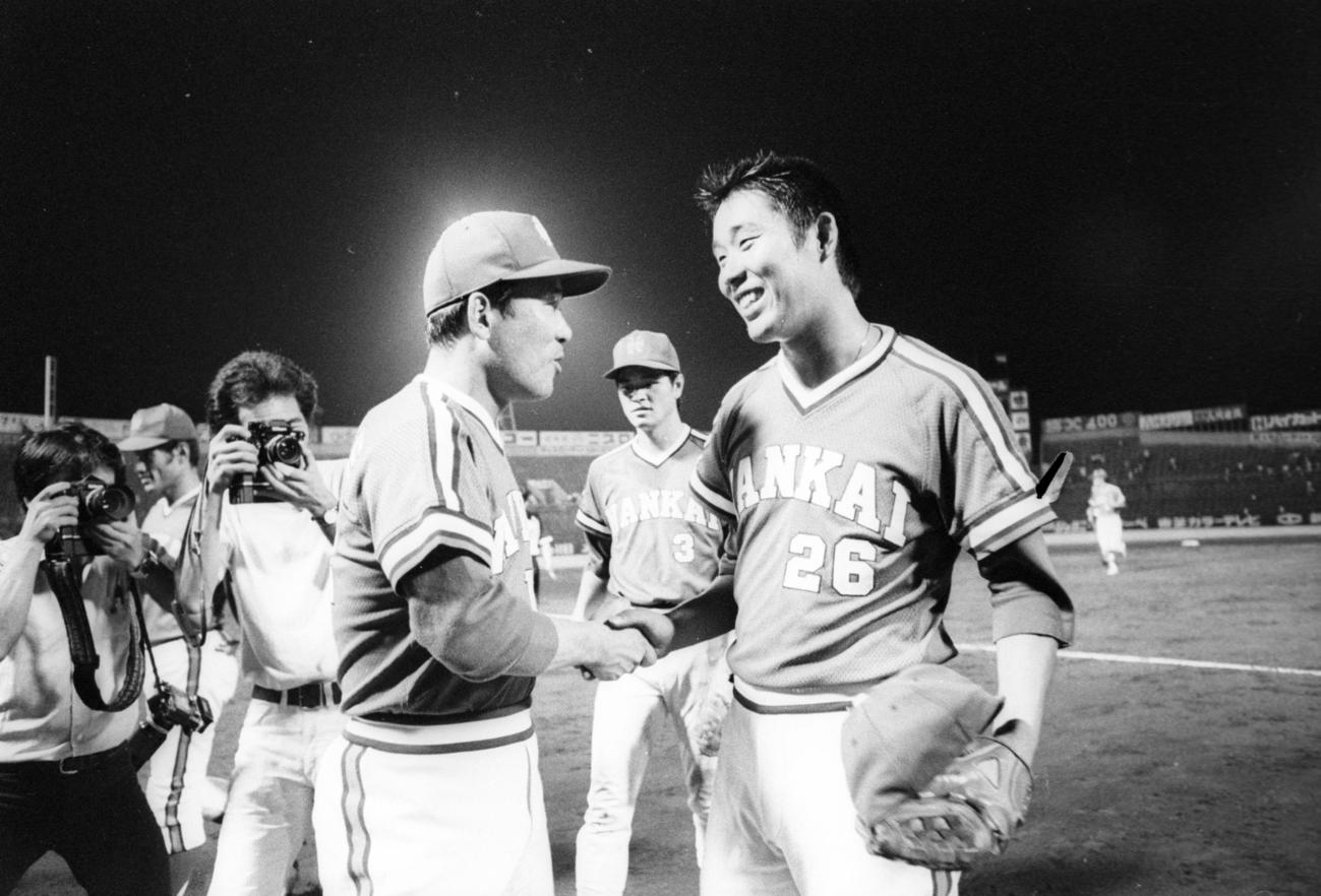 1978年8月、南海藤田学は笑顔で広瀬叔功監督と握手