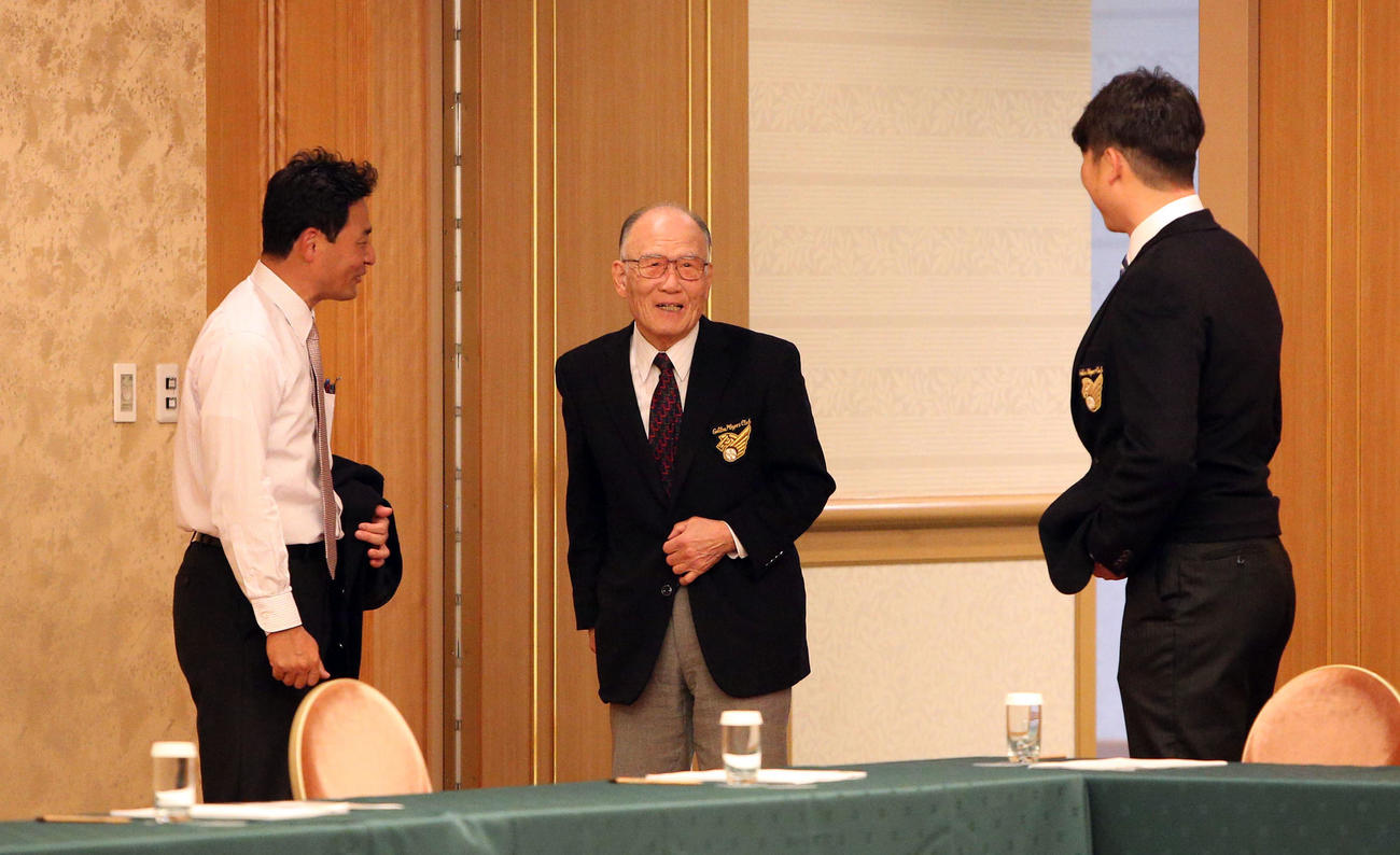 2017年1月、名球会総会　前田智徳氏、新井貴浩と話す広瀬叔功氏