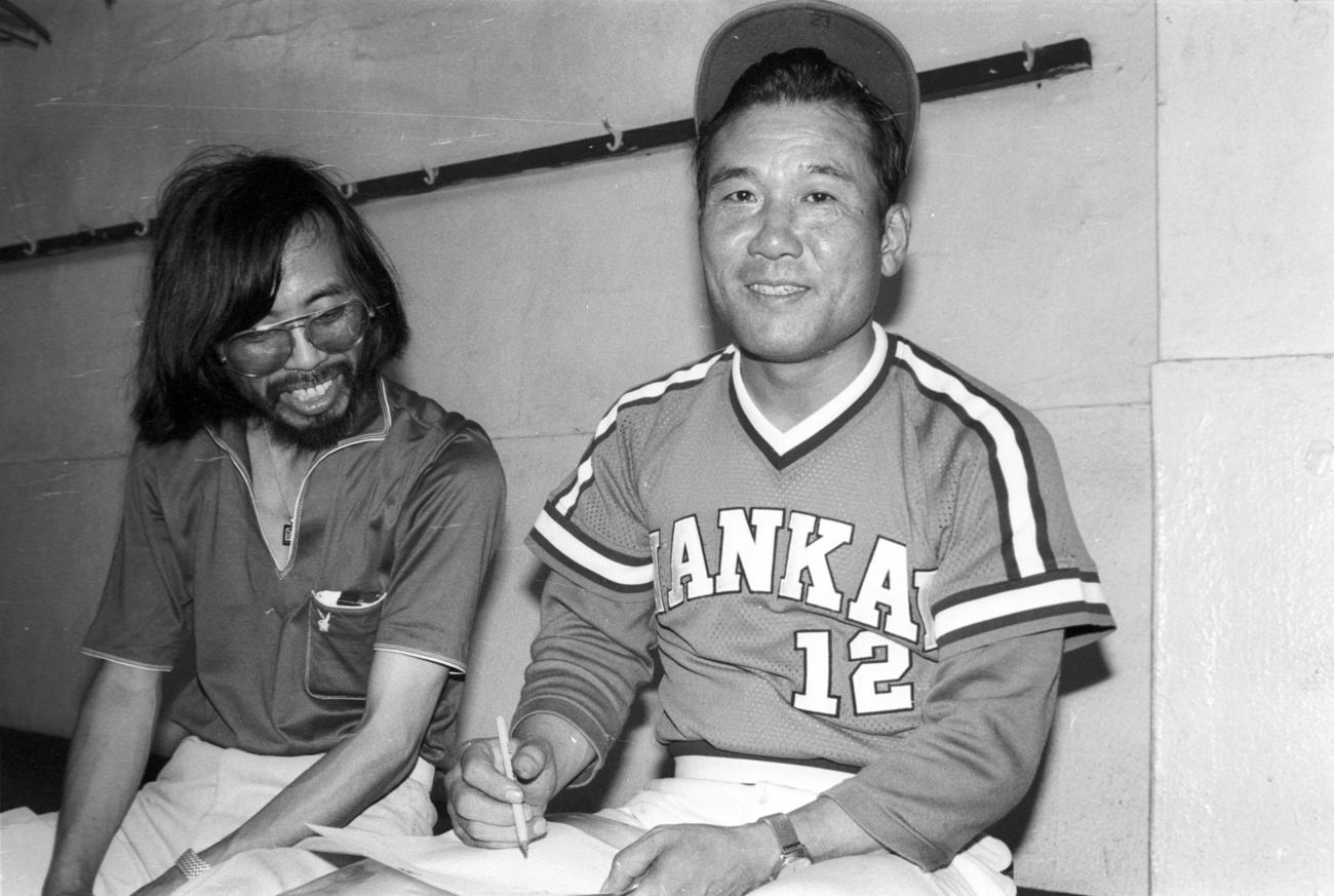 1978年7月、談笑する南海広瀬叔功監督（右）と水島新司さん