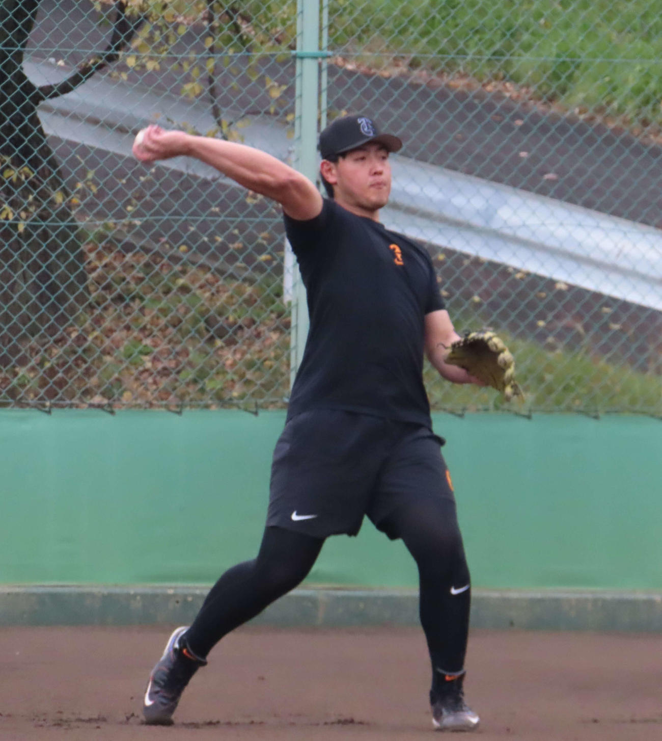 ノックを受ける巨人岡本（撮影・水谷京裕）
