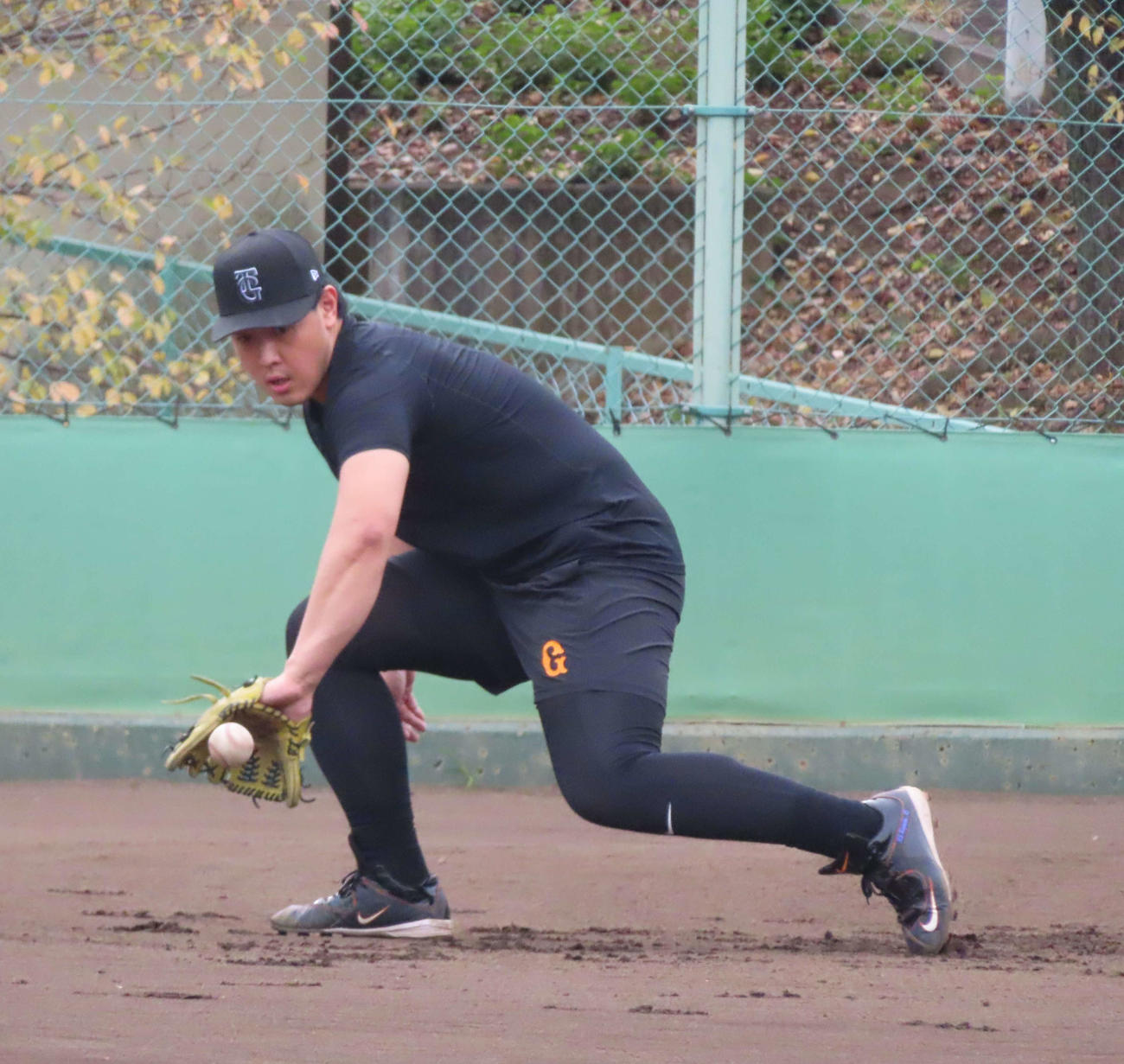 ノックを受ける巨人岡本（撮影・水谷京裕）