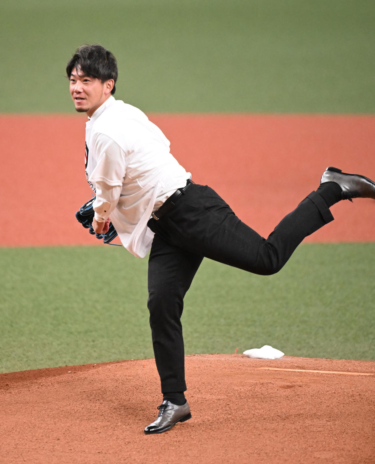 西濃運輸対明治安田　レジェンド始球式で投球する阪神伊藤将（撮影・和賀正仁）