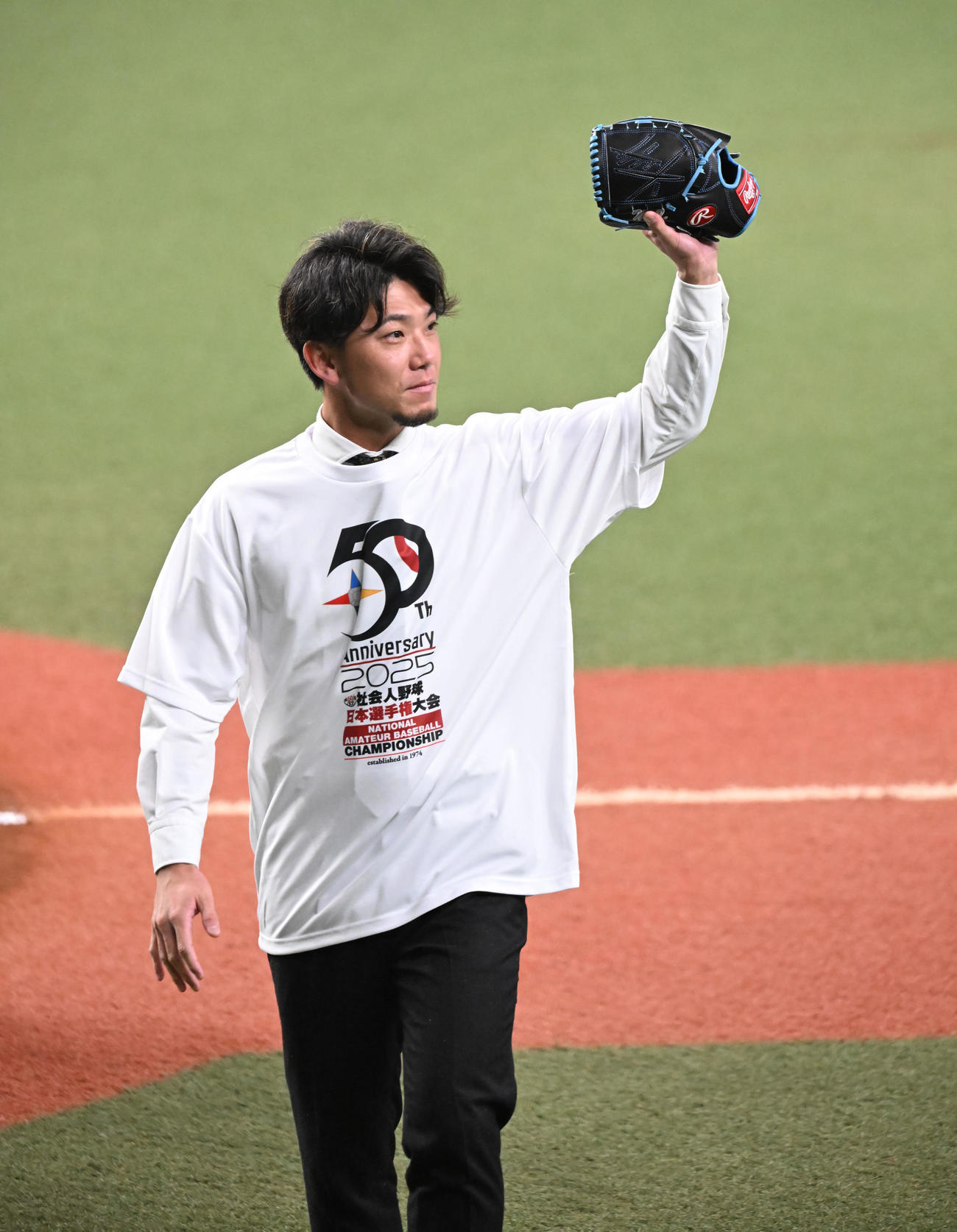 西濃運輸対明治安田　レジェンド始球式を行った阪神伊藤将（撮影・和賀正仁）