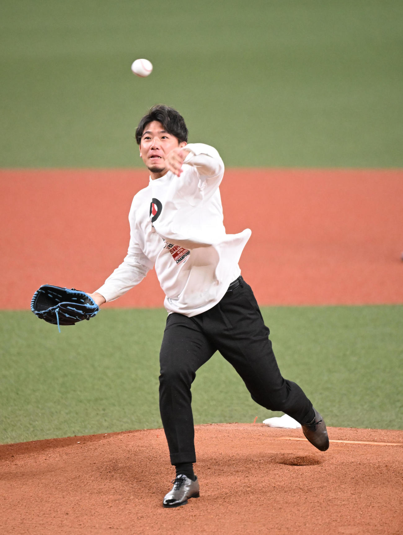 西濃運輸対明治安田　レジェンド始球式で投球する阪神伊藤将（撮影・和賀正仁）