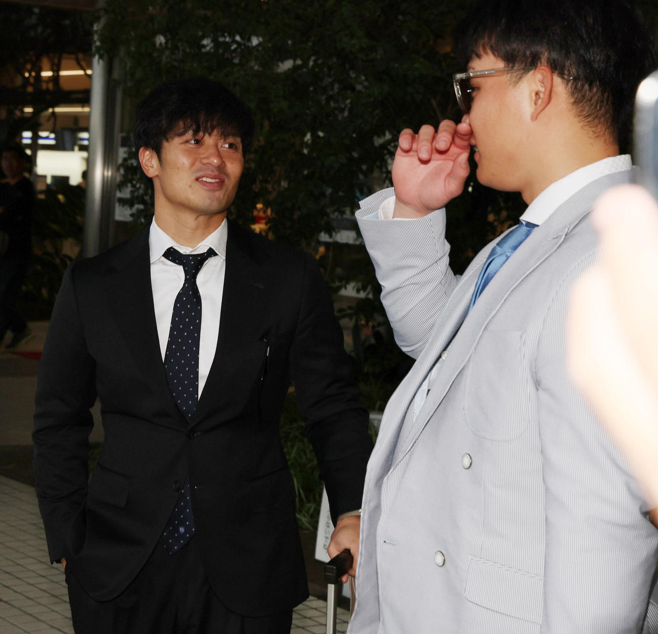空路宮崎入りし森下（右）と談笑する坂本（撮影・加藤哉）