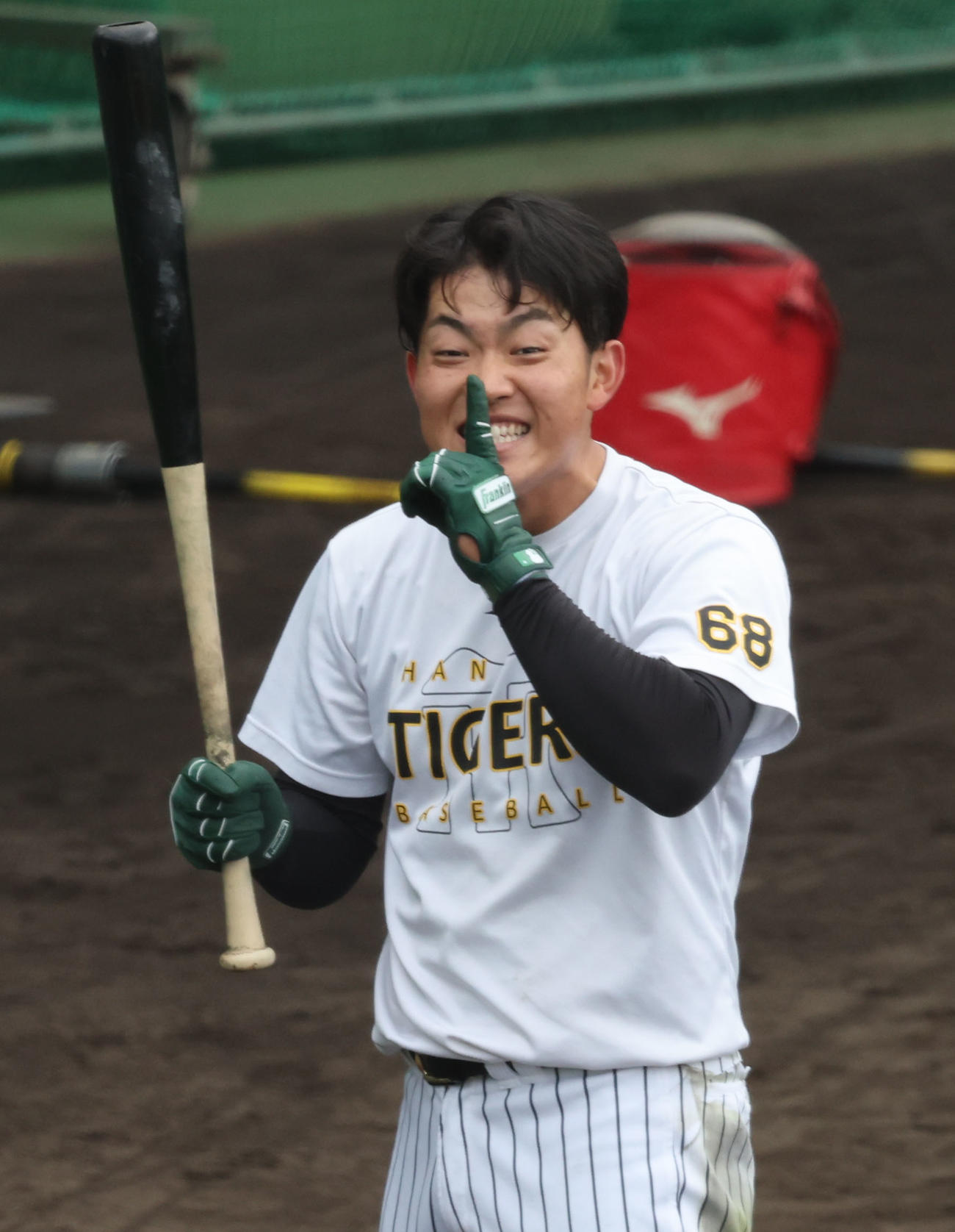 ロングティー打撃の途中、お茶目な表情を見せる阪神中川（撮影・西尾就之）