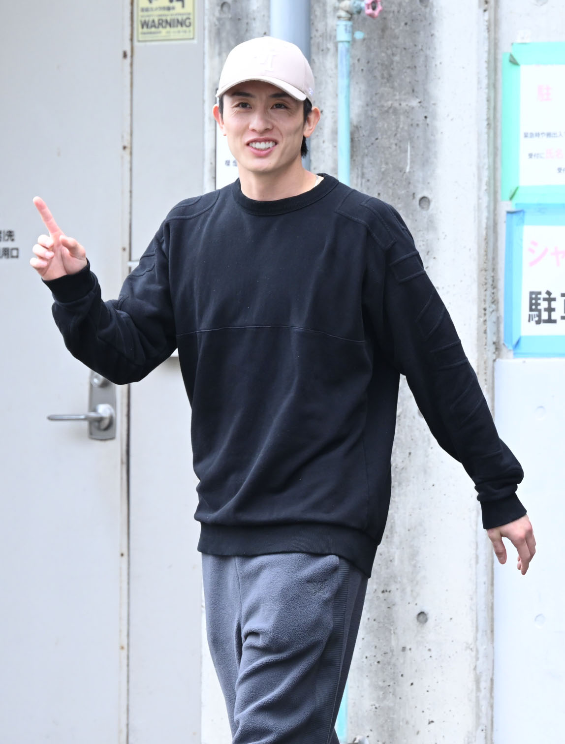 球場に姿を見せた周東（撮影・林敢治）