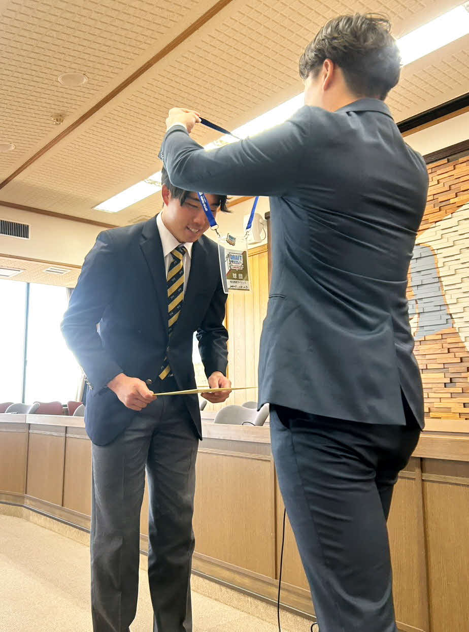 ドラフトIDパスを首にかけてもらう東北福祉大・堀越（左）（撮影・木村有優）