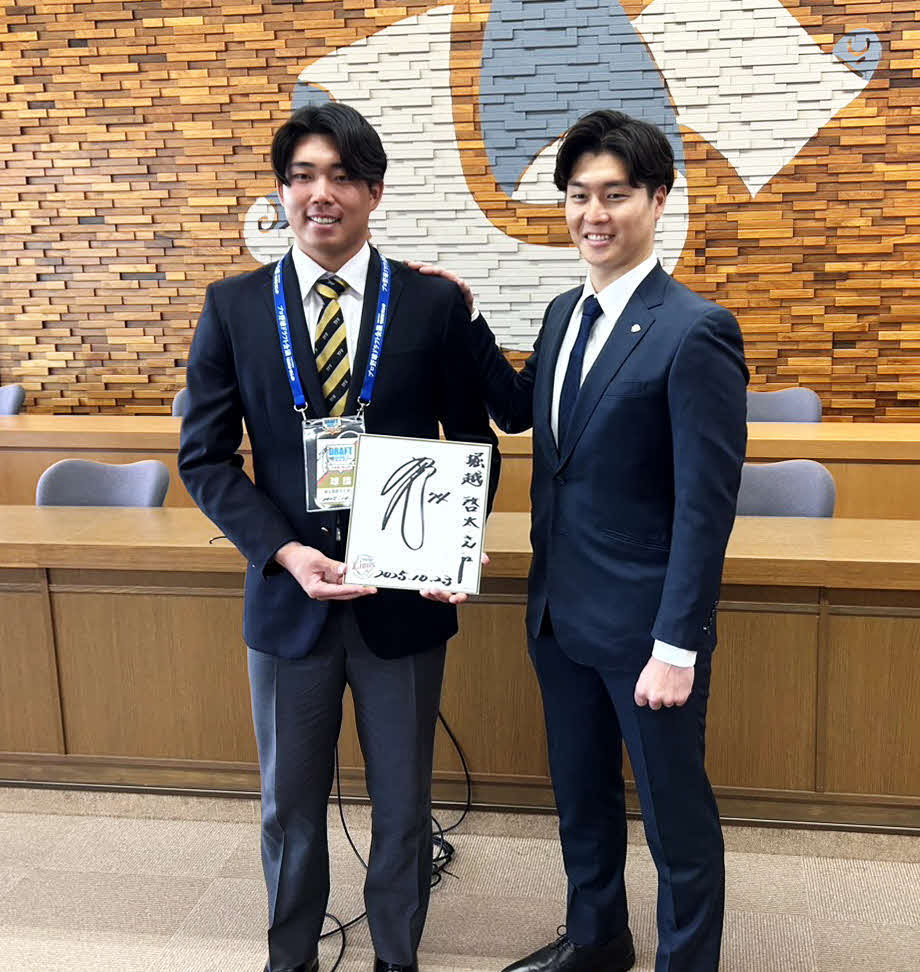 指名あいさつを終えた東北福祉大・堀越（左）と斉藤スカウト（撮影・木村有優）
