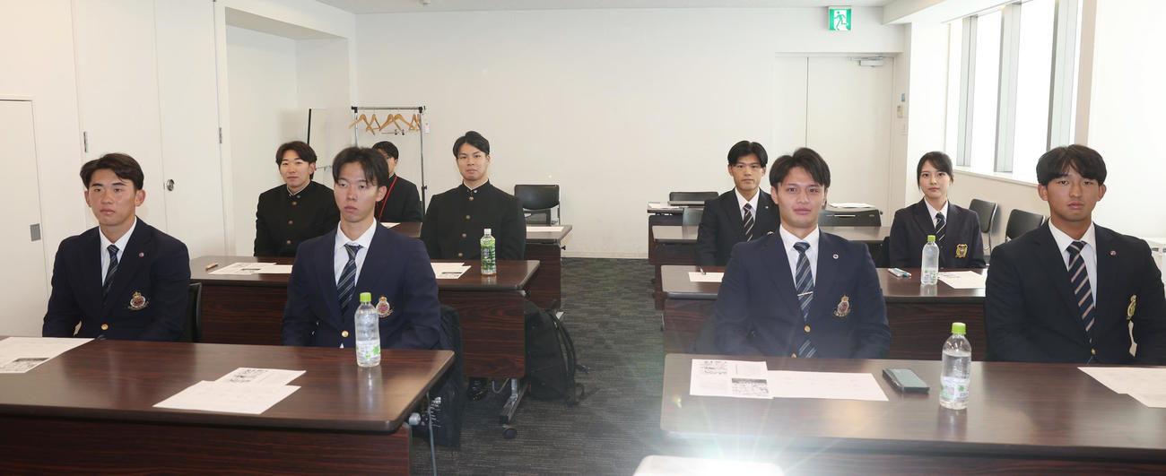 研修を受ける前列左から明大・小島、大川、毛利、法大・松下、後列左から早大・伊藤樹、田和（撮影・柴田隆二）