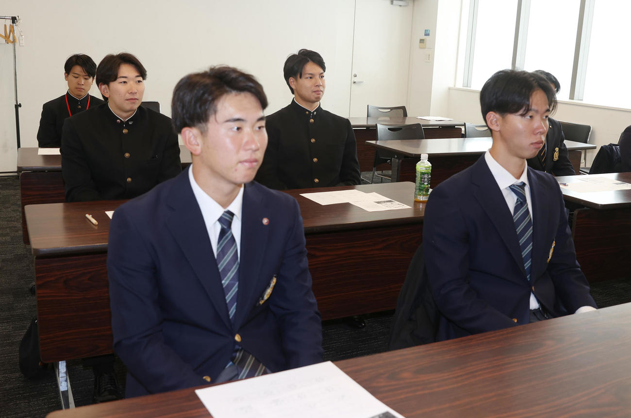 研修を受ける前列左から明大・小島、大川、毛利海大、後列左から早大・伊藤樹、田和（撮影・柴田隆二）