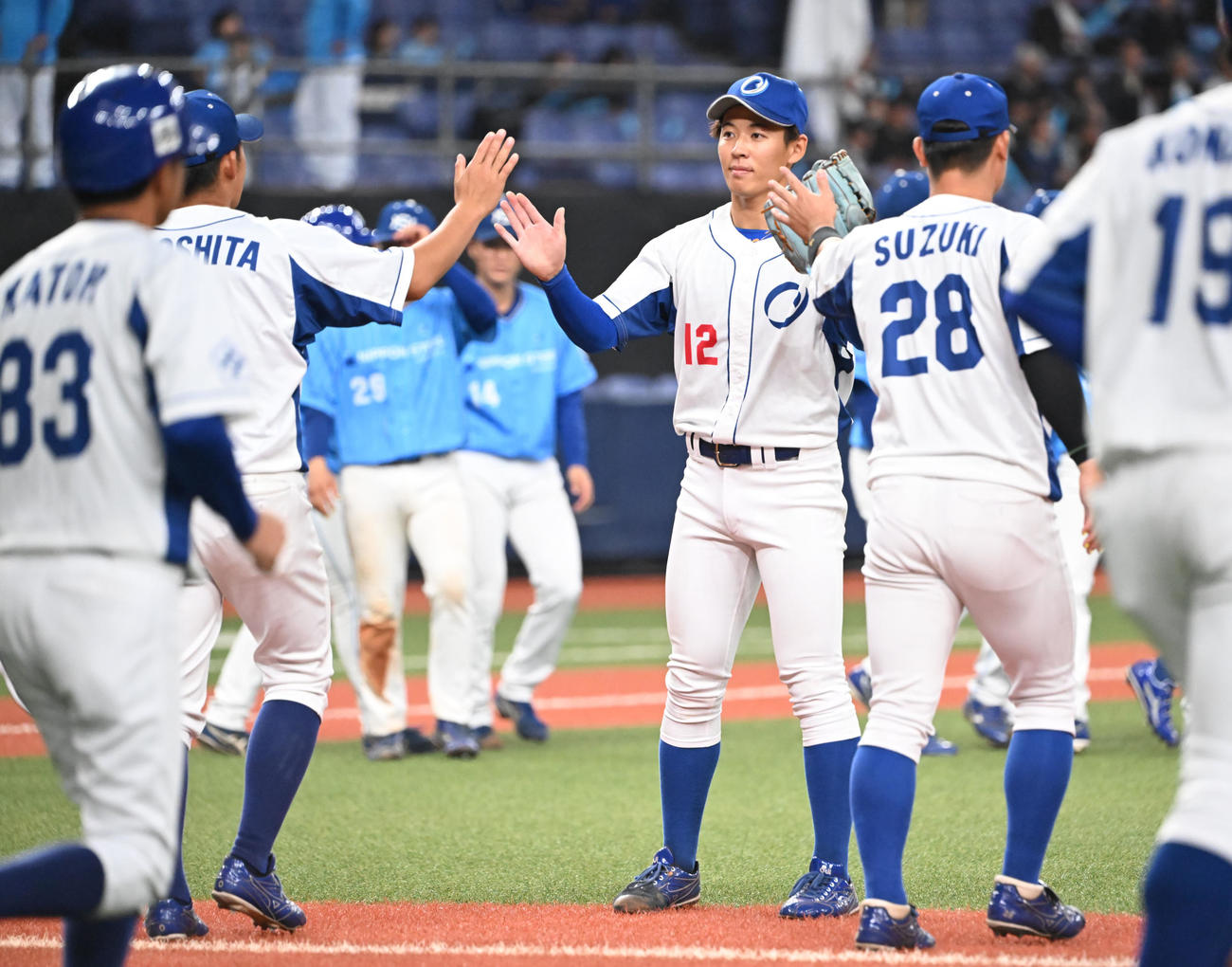 日本製鉄山口対王子　9回表日本製鉄山口2死一、二塁、最後の打者を二ゴロに打ち取り笑顔を見せる九谷（撮影・和賀正仁）