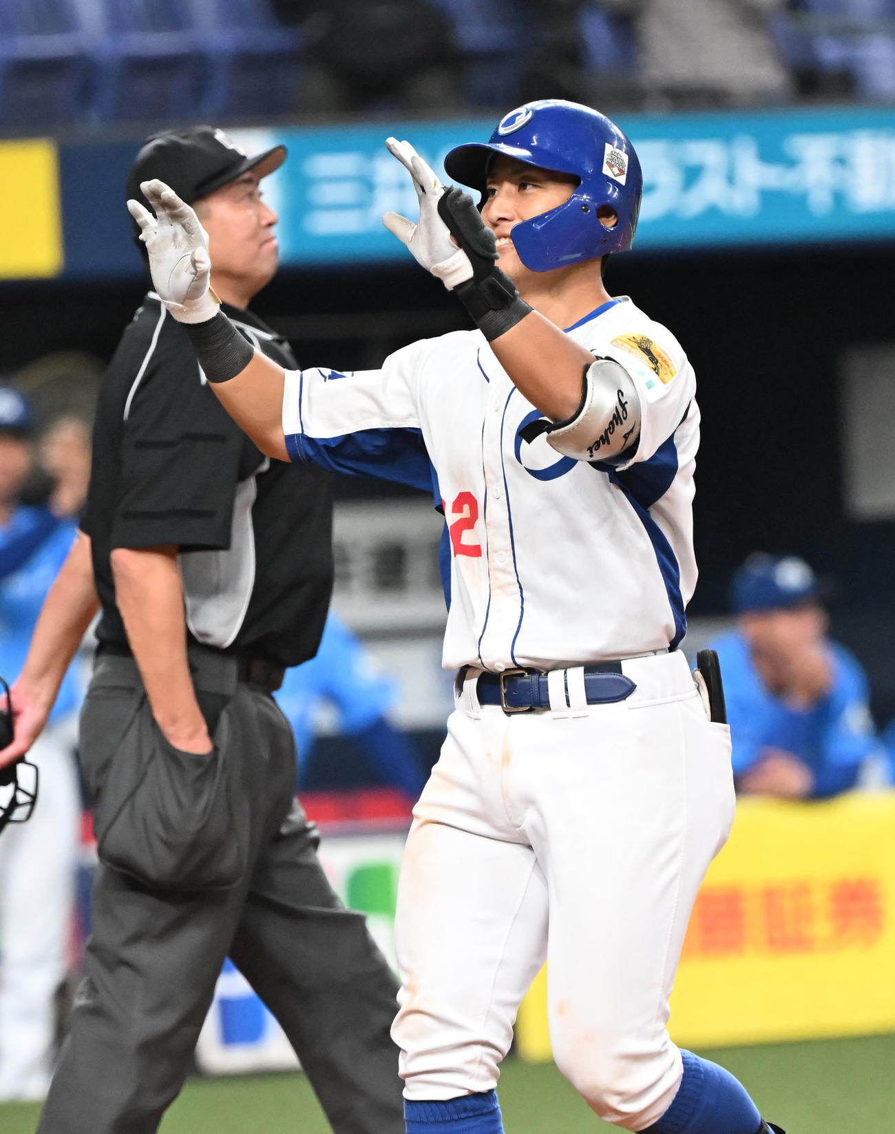 日本製鉄山口対王子　4回裏王子1死一、二塁、左中間に3点本塁打を放ち生還する細川（撮影・和賀正仁）