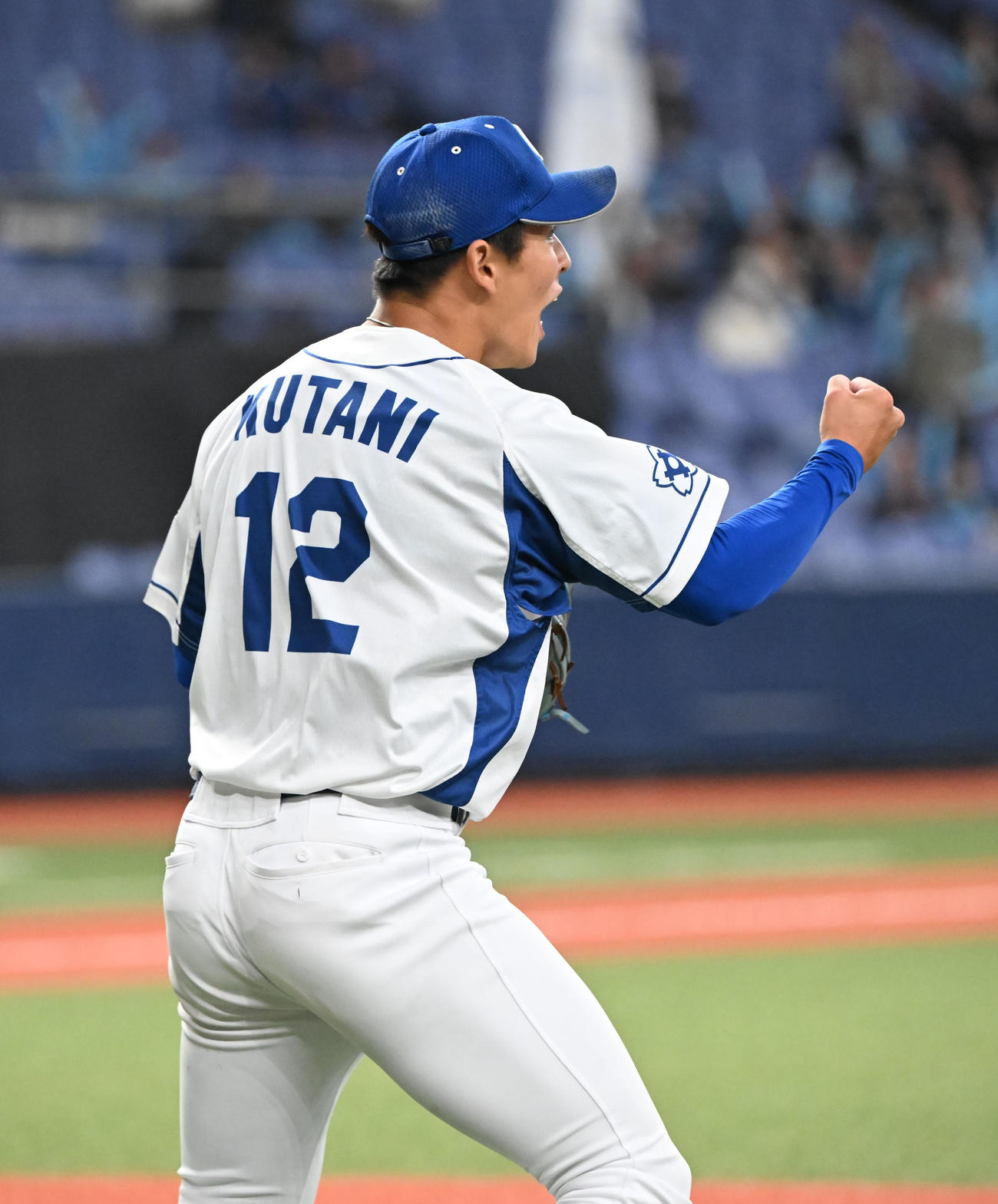 日本製鉄山口対王子　9回表日本製鉄山口2死一、二塁、最後の打者を二ゴロに打ち取りガッツポーズする九谷（撮影・和賀正仁）