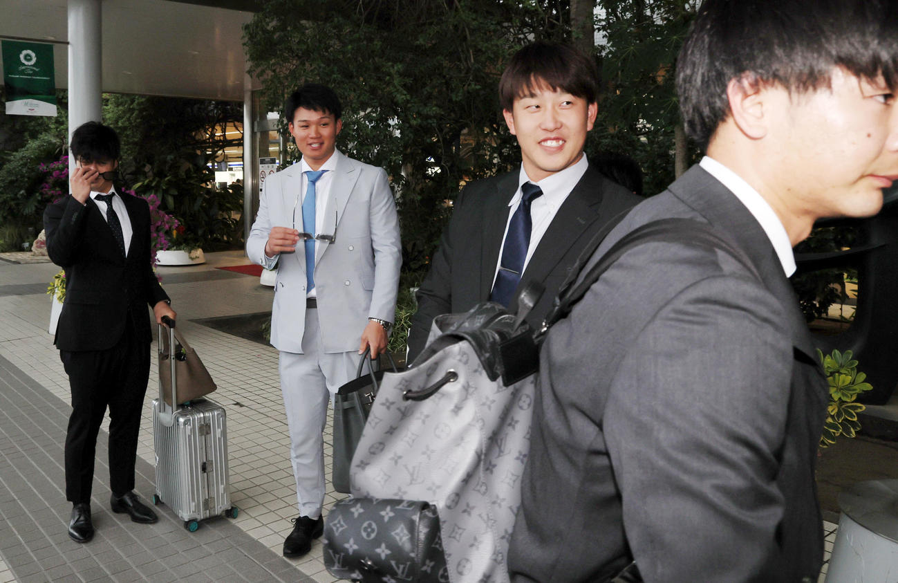 空路宮崎入りした森下は先に到着していた小園（右）と談笑。右は森浦、左は坂本（撮影・加藤哉）
