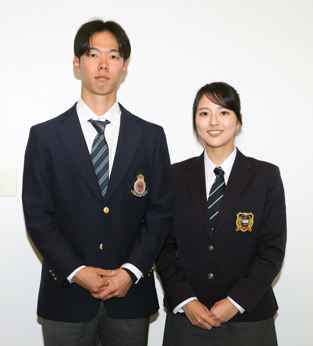 日本ハム1位の明大・大川慈英と日本ハムの球団職員になる立大・小野馨子マネジャー＝2025年11月5日