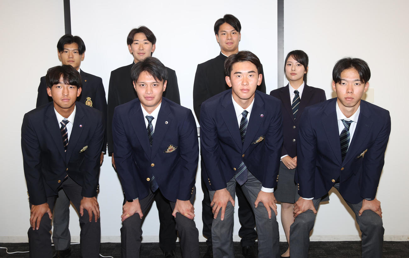 研修の後、記念撮影する前列左から法大・松下、明大・毛利、小島、大川、後列左から広島球団職員になる法大・平尾学生コーチ、早大・伊藤樹、田和、日本ハムの球団職員なる立大・小野マネジャー（撮影・柴田隆二）