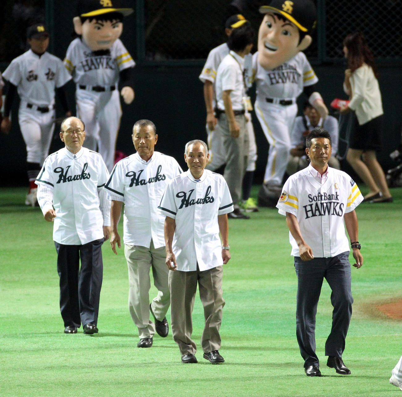 2013年8月、レジェンドホークスのベストナインに選出され始球式に登場した、左から広瀬叔功氏、藤原満氏、桜井輝秀氏、小久保裕紀氏