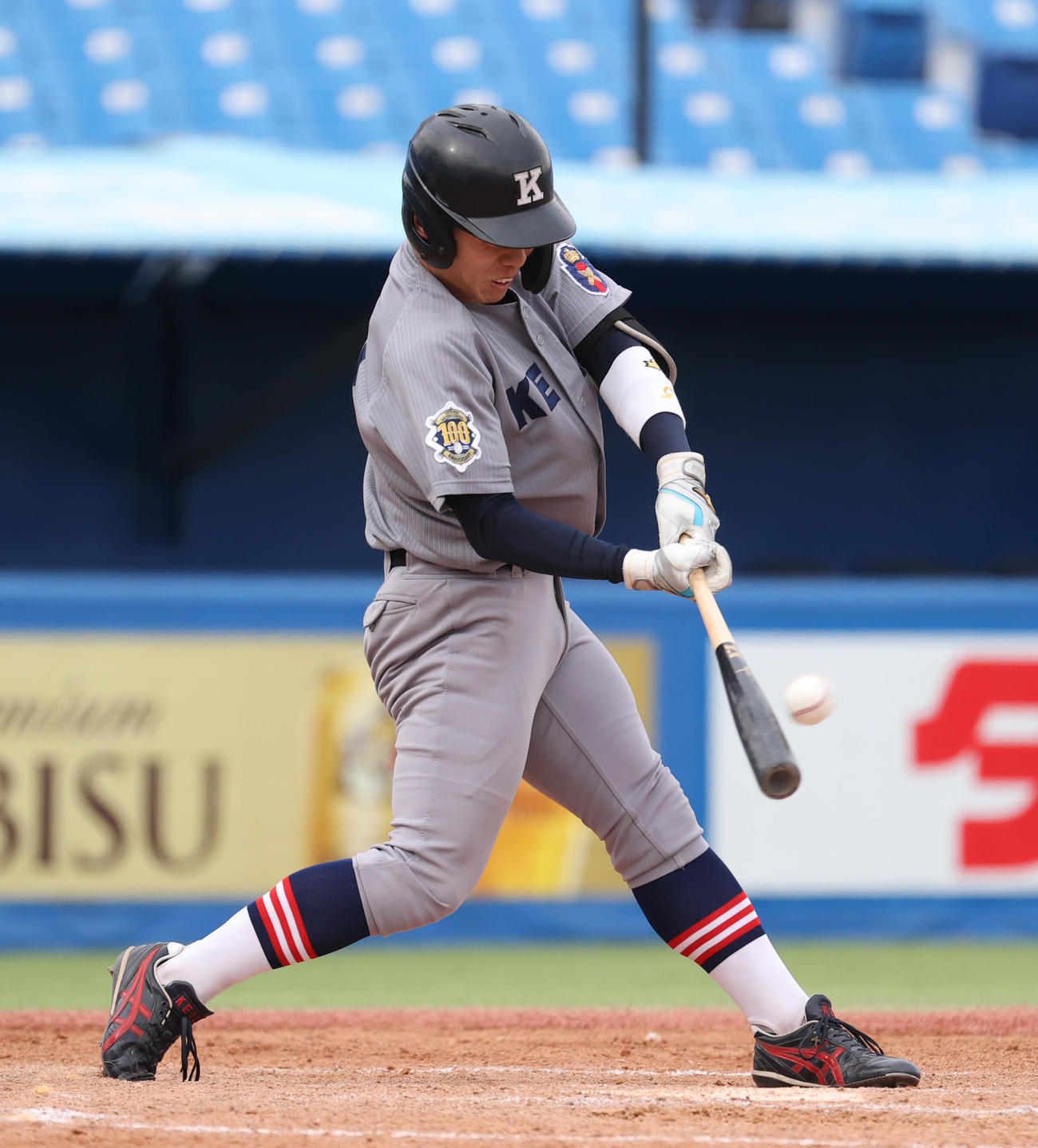 早大対慶大　3回裏慶大2死満塁、服部は左中間に走者一掃の適時二塁打を放つ（撮影・柴田隆二）